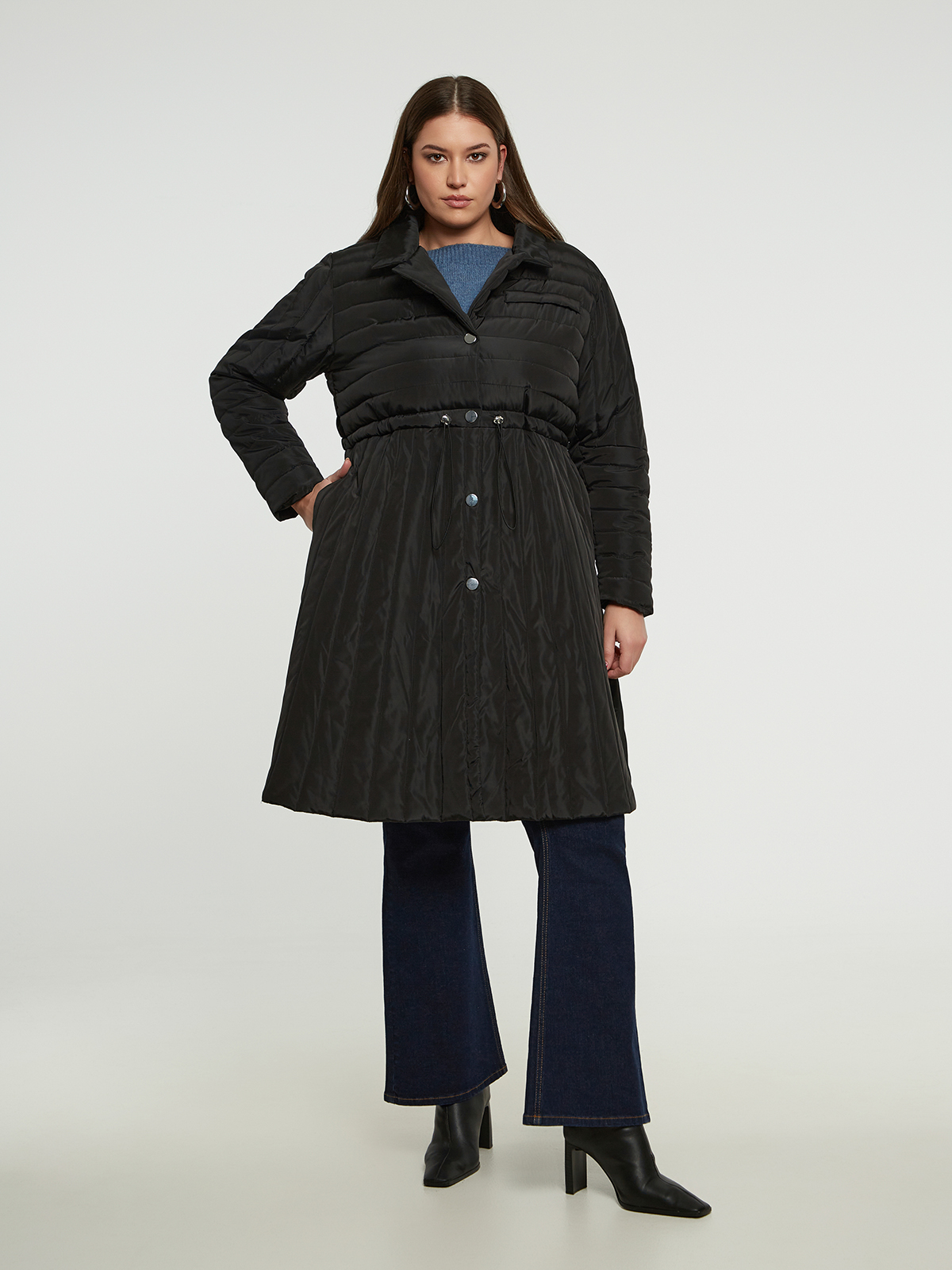 Μακρύ καπιτονέ μπουφάν με δέσιμο στη μέση φωτογραφία