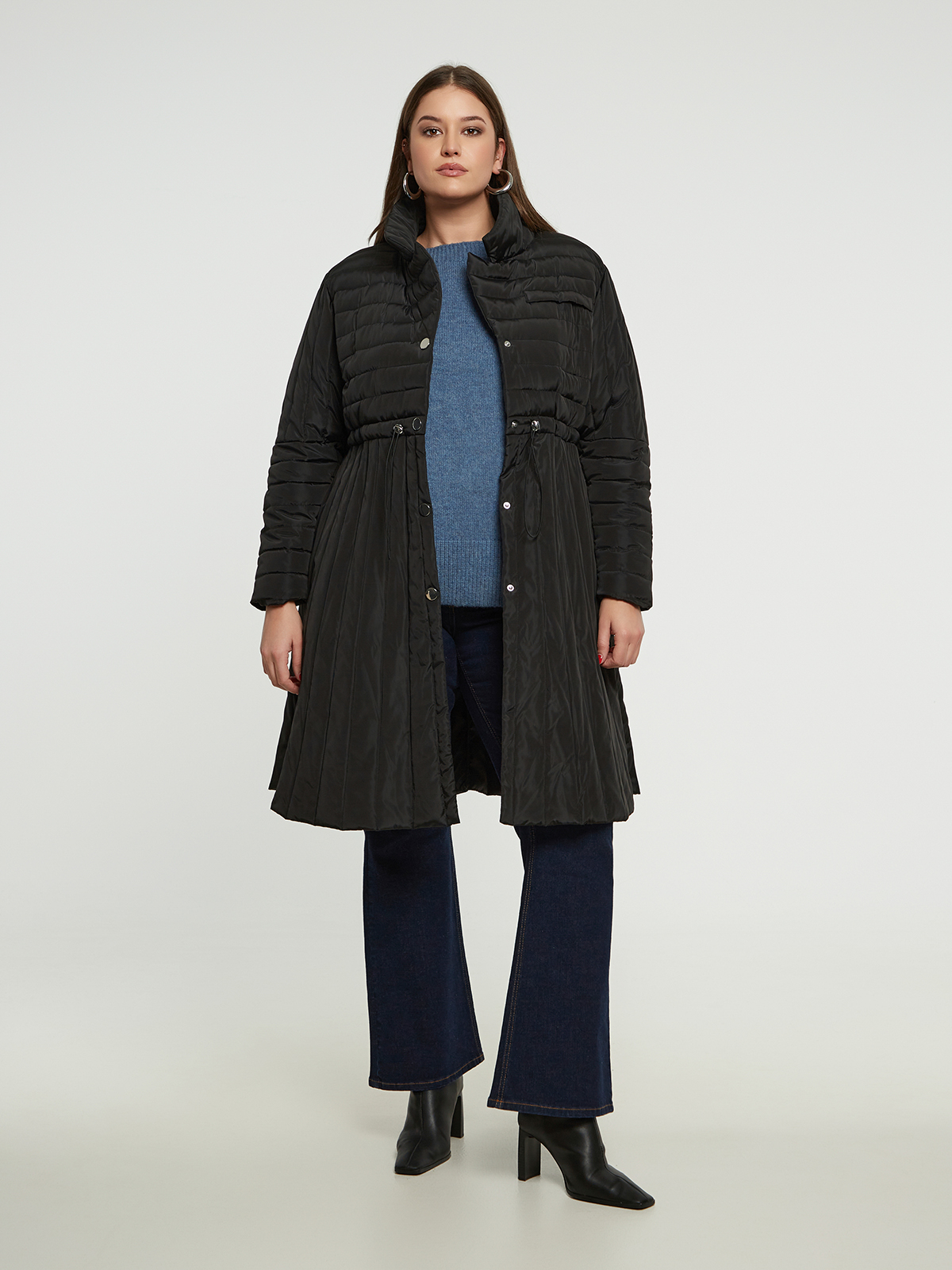 Μακρύ καπιτονέ μπουφάν με δέσιμο στη μέση φωτογραφία