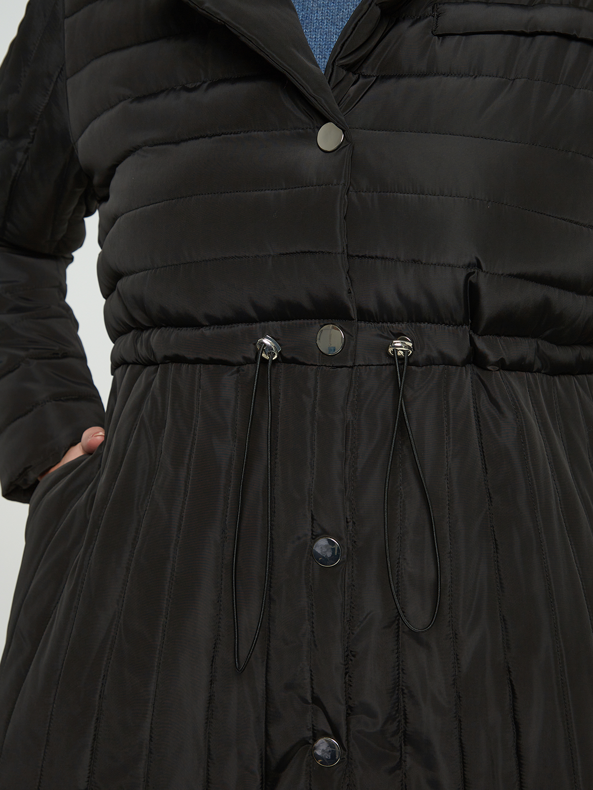 Μακρύ καπιτονέ μπουφάν με δέσιμο στη μέση φωτογραφία