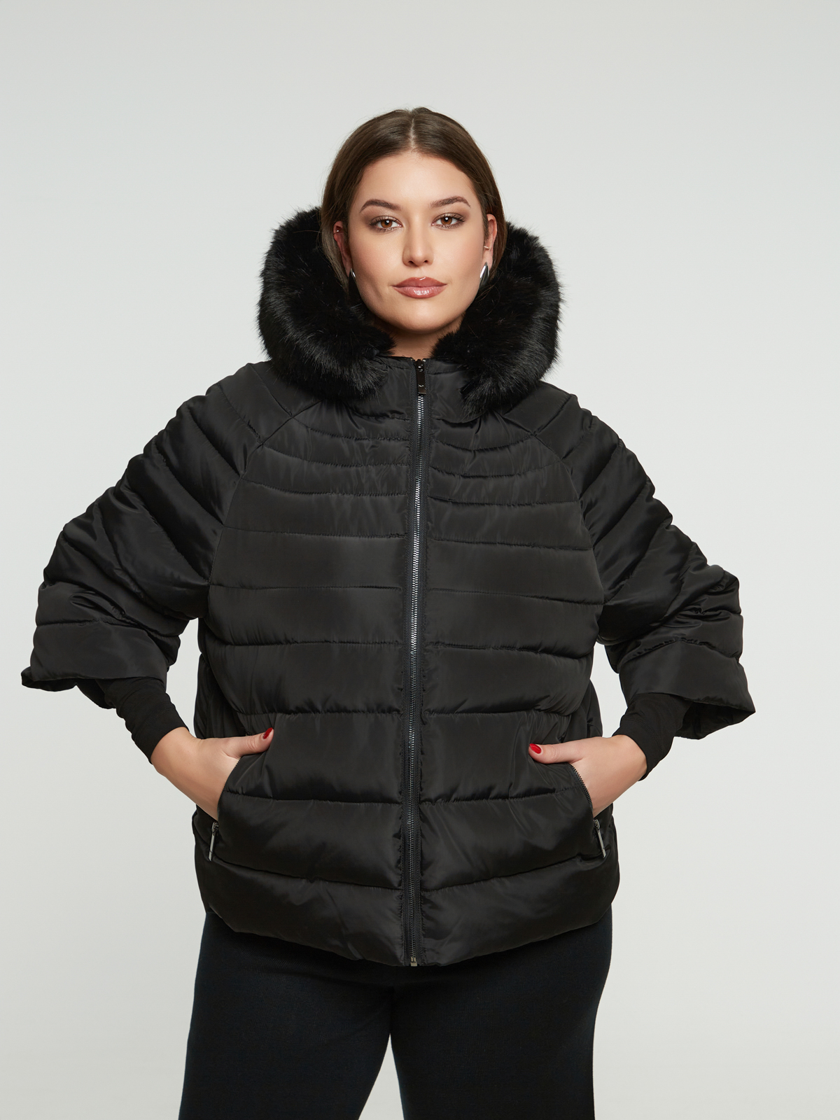 Cropped μπουφάν με αποσπώμενη faux fur λεπτομέρεια στην κουκούλα φωτογραφία