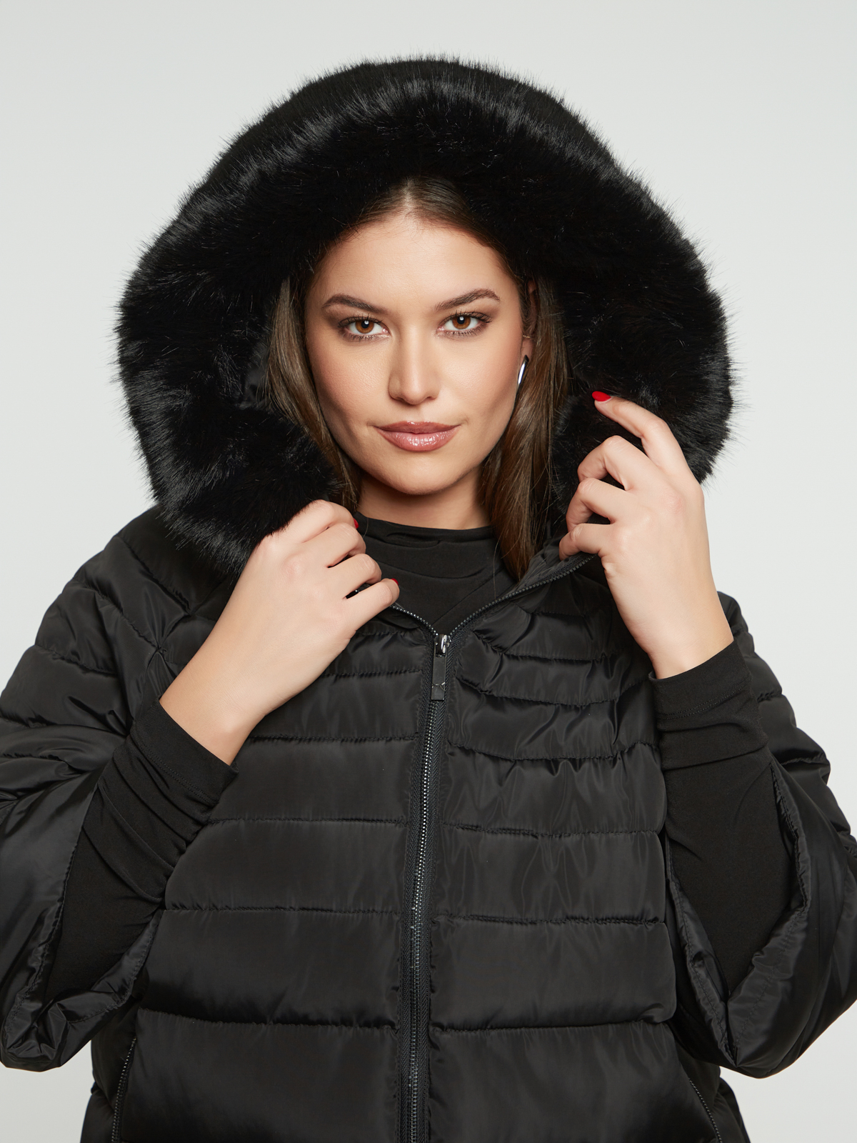 Cropped μπουφάν με αποσπώμενη faux fur λεπτομέρεια στην κουκούλα φωτογραφία