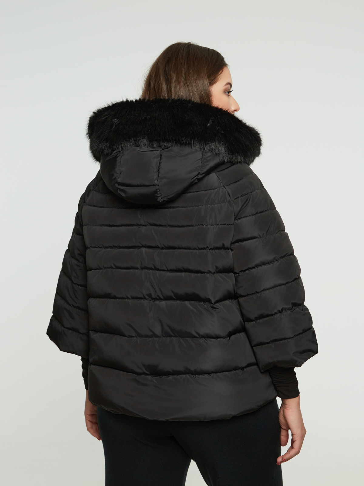 Cropped μπουφάν με αποσπώμενη faux fur λεπτομέρεια στην κουκούλα φωτογραφία