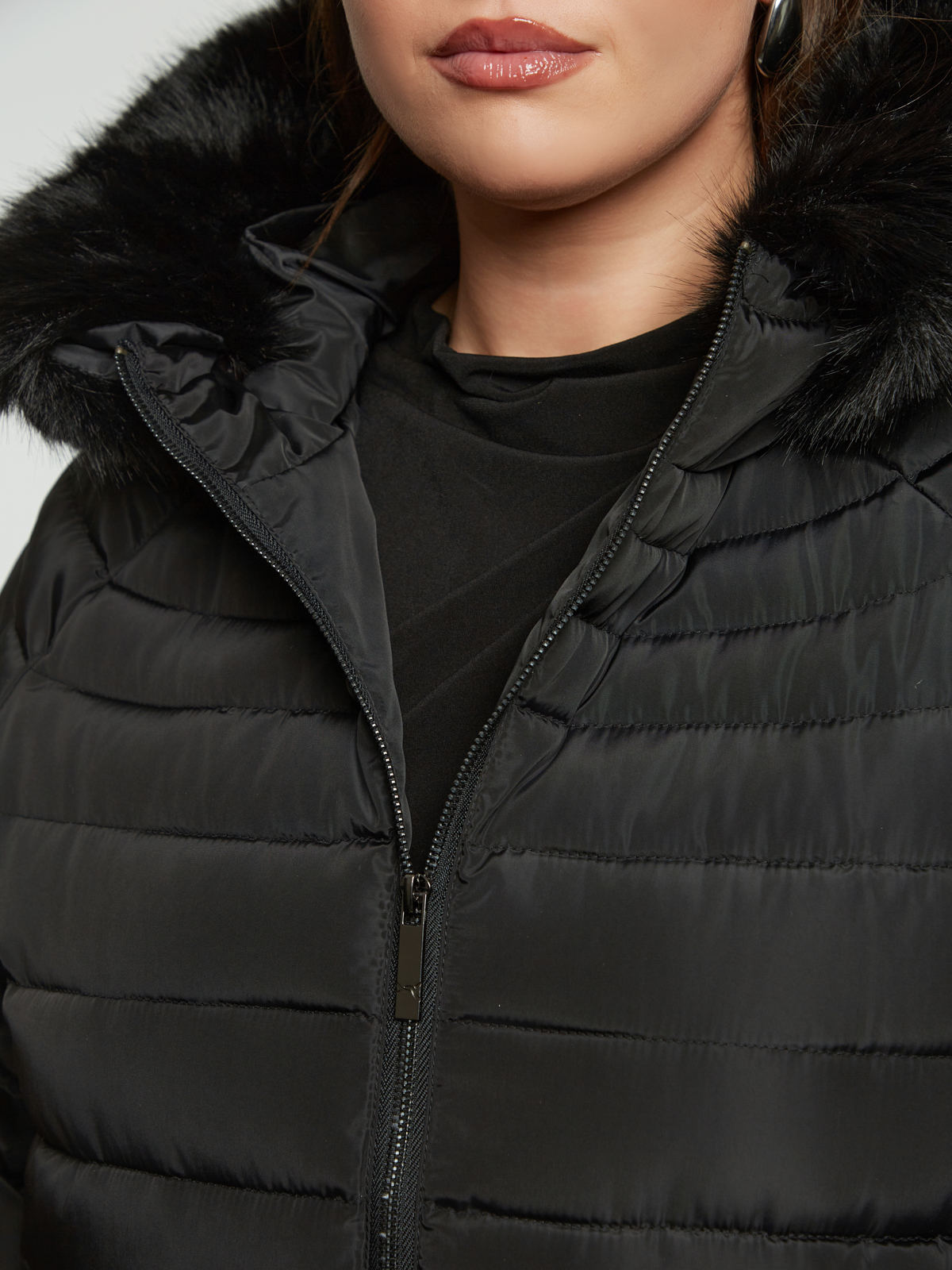 Cropped μπουφάν με αποσπώμενη faux fur λεπτομέρεια στην κουκούλα φωτογραφία