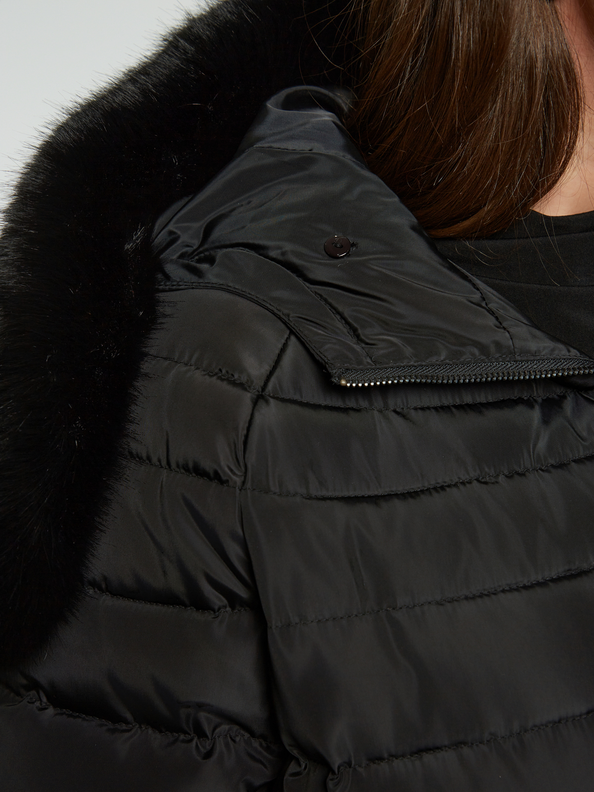 Cropped μπουφάν με αποσπώμενη faux fur λεπτομέρεια στην κουκούλα φωτογραφία