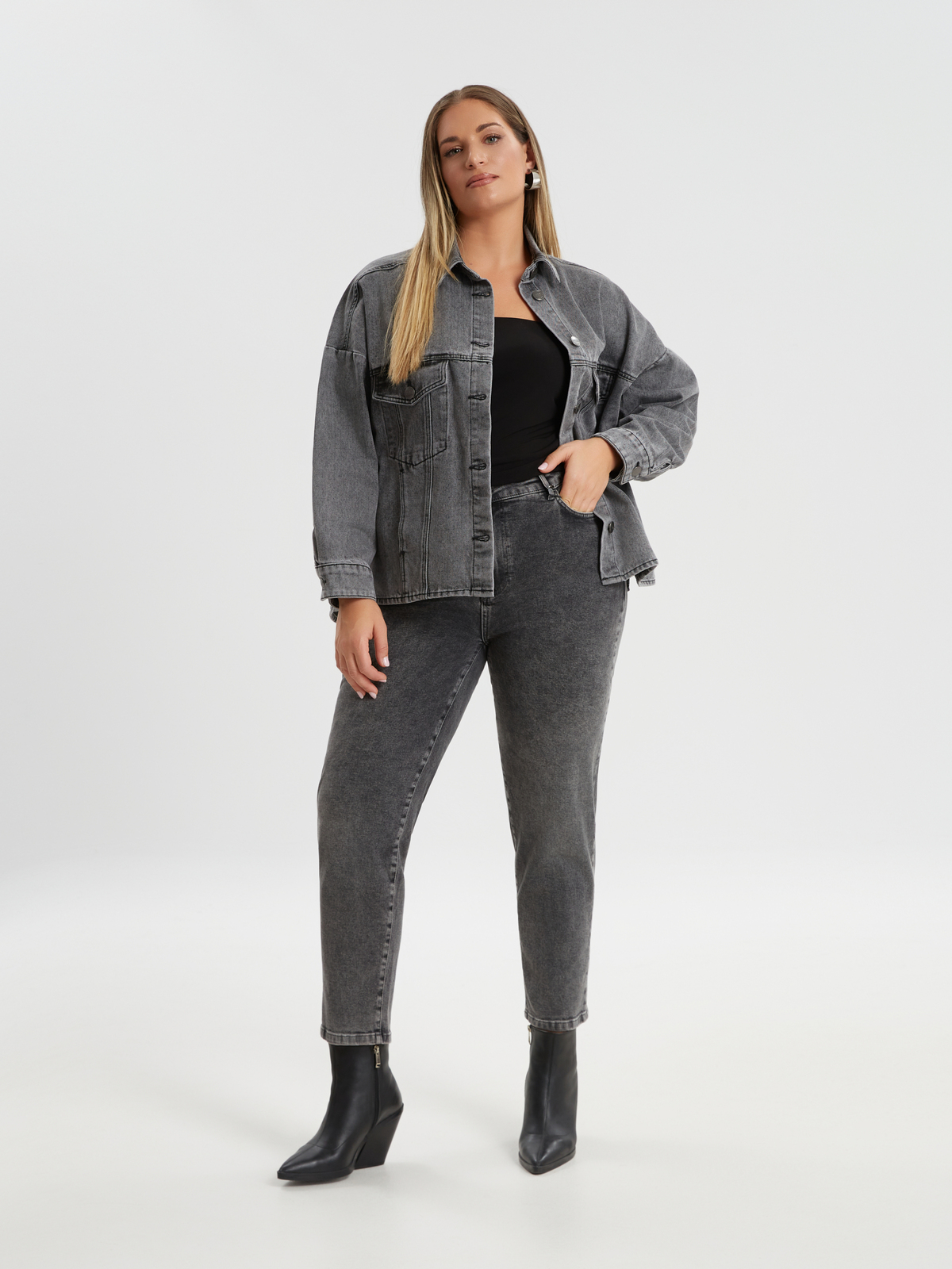 Τζιν μπουφάν με ξεβάμματα φωτογραφία