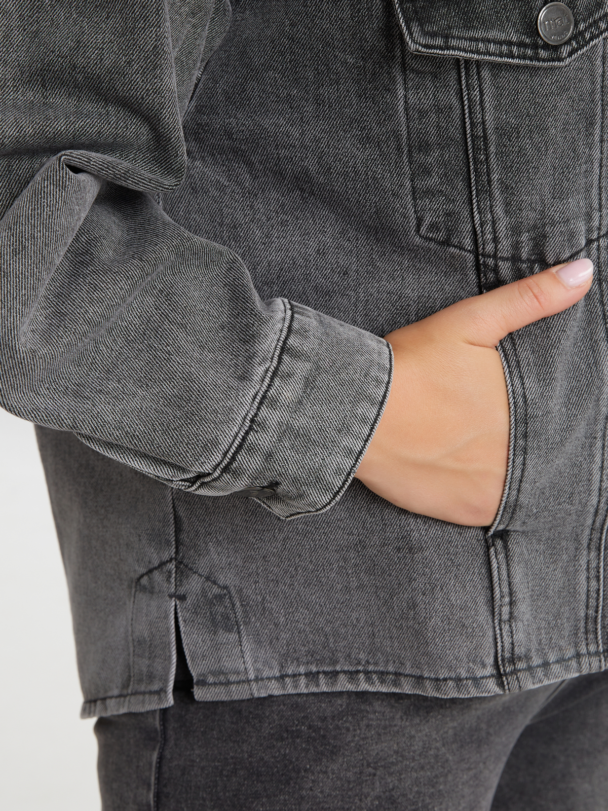 Τζιν μπουφάν με ξεβάμματα φωτογραφία