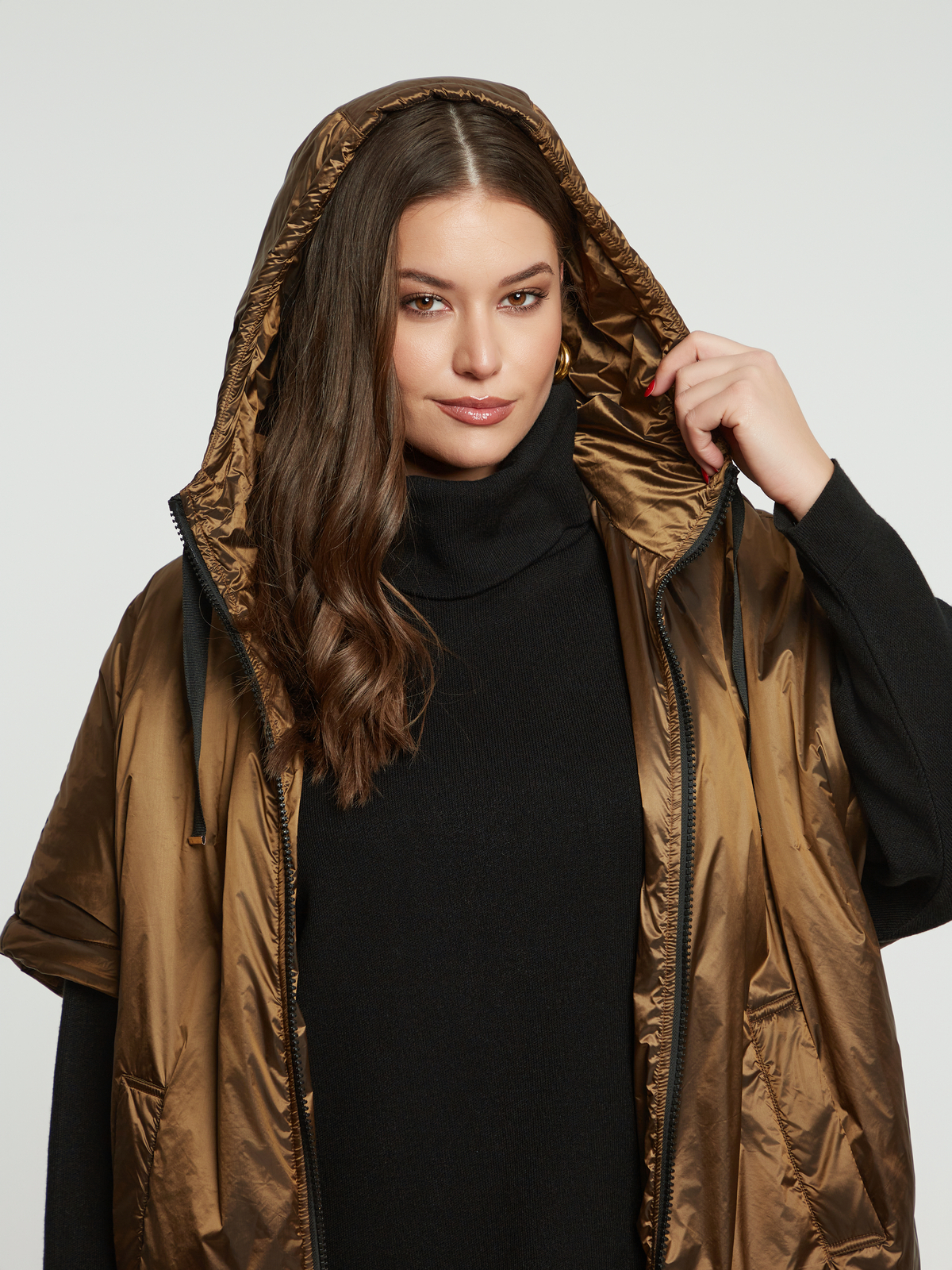 Σατινέ μπουφάν με κουκούλα και κοντά μανίκια φωτογραφία