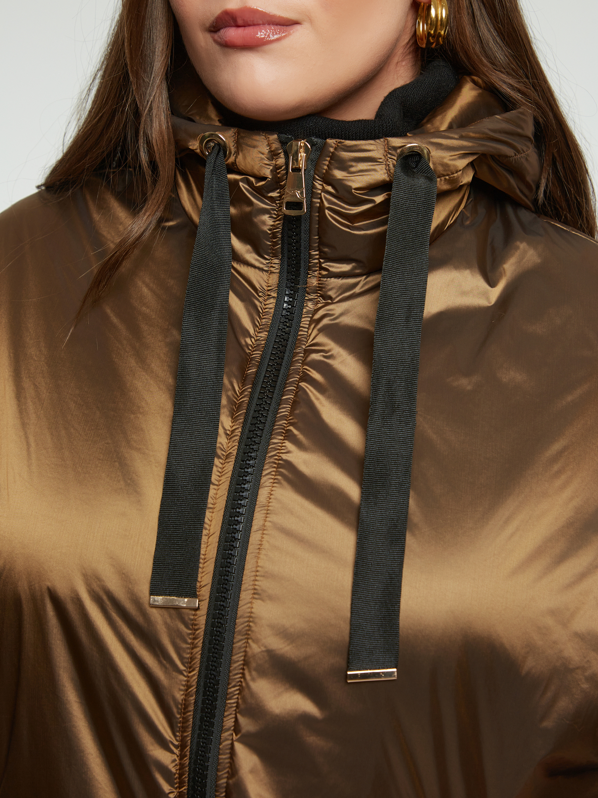 Σατινέ μπουφάν με κουκούλα και κοντά μανίκια φωτογραφία