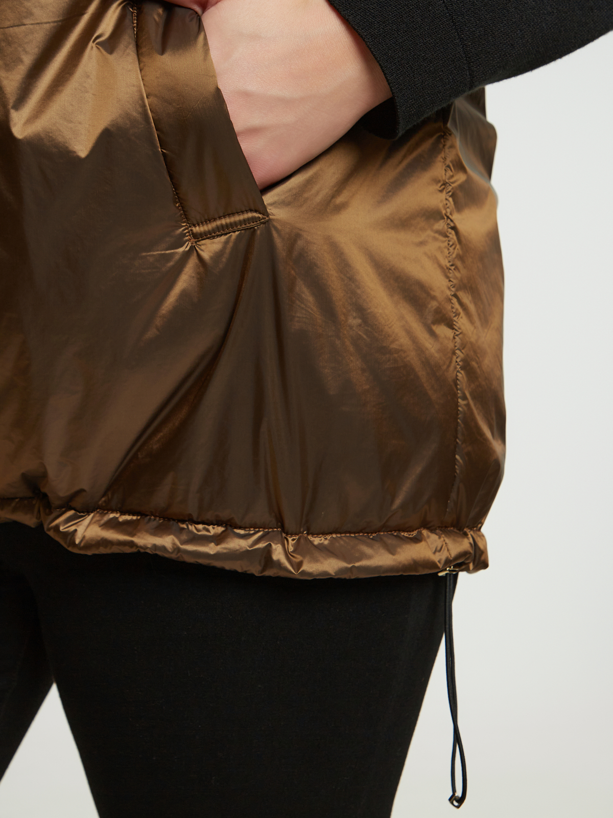 Σατινέ μπουφάν με κουκούλα και κοντά μανίκια φωτογραφία