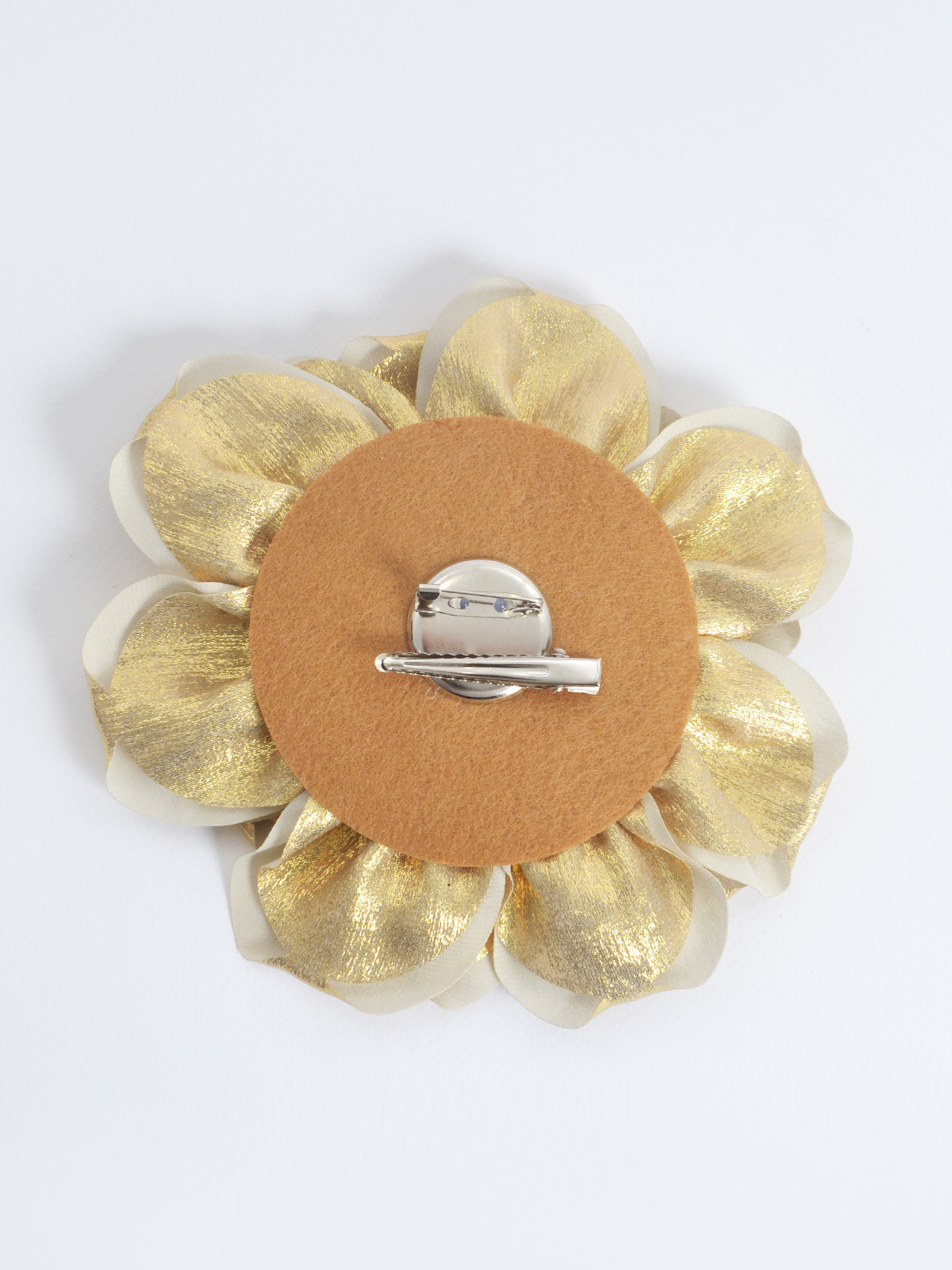 Χειροποίητη μπουτονιέρα metallic φωτογραφία