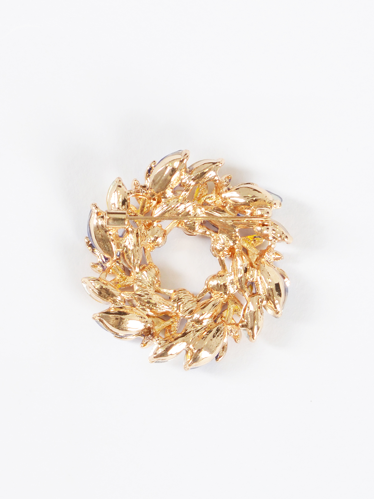 Καρφίτσα σε σχήμα στεφανιού με φύλλα και κρυστάλλους φωτογραφία