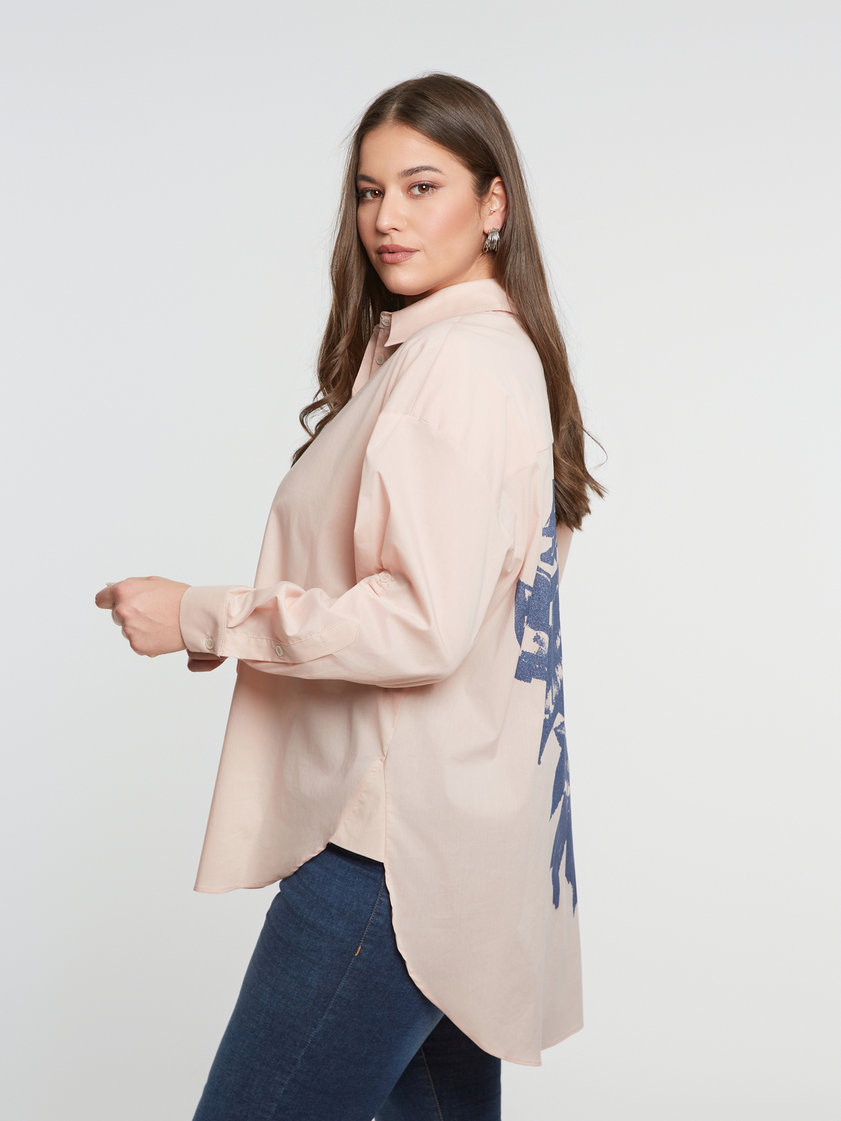 Oversized πουκάμισο με φλόραλ τύπωμα στη πλάτη φωτογραφία