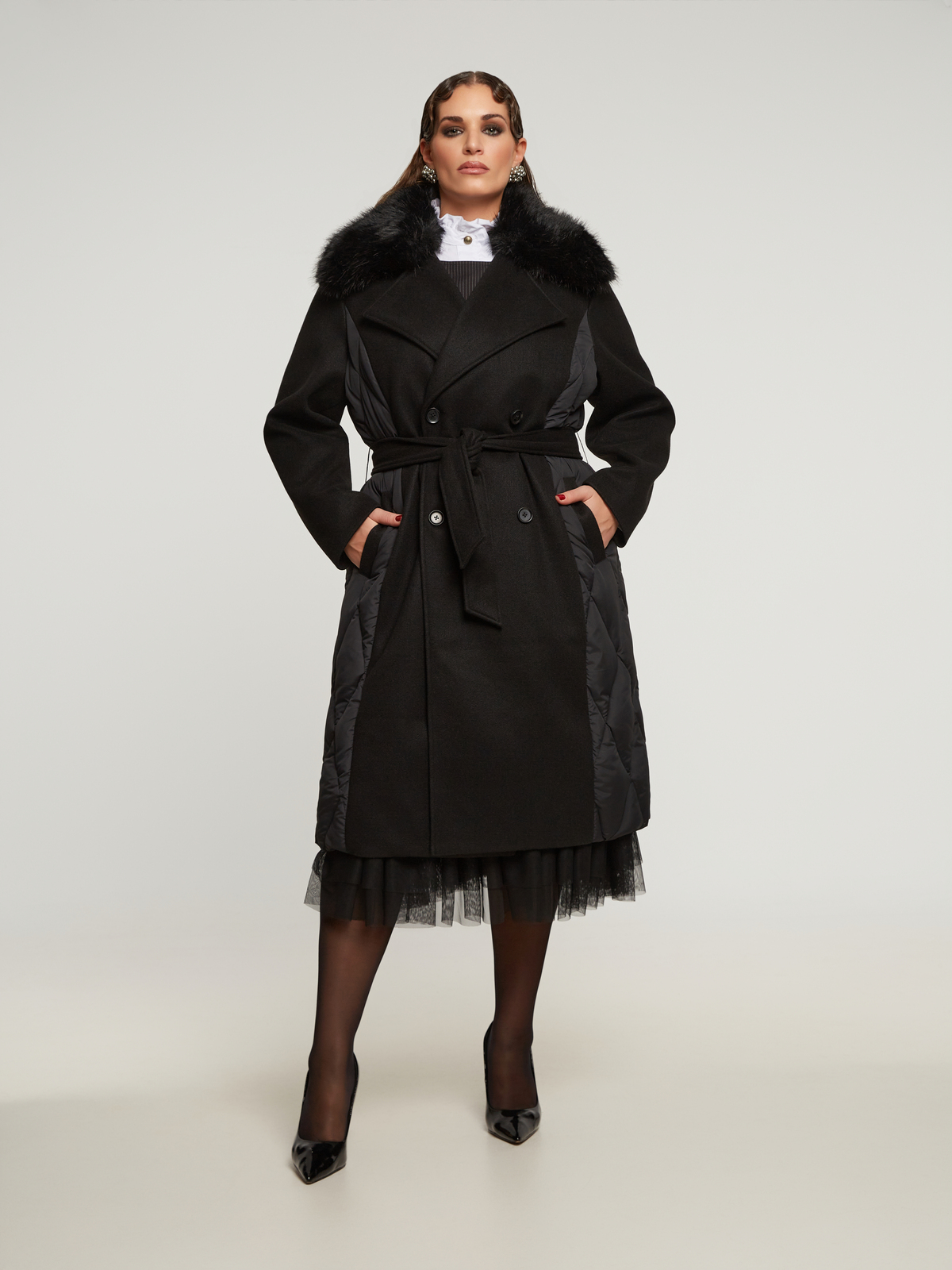 Μακρύ καπιτονέ παλτό με faux fur γιακά & ζώνη φωτογραφία