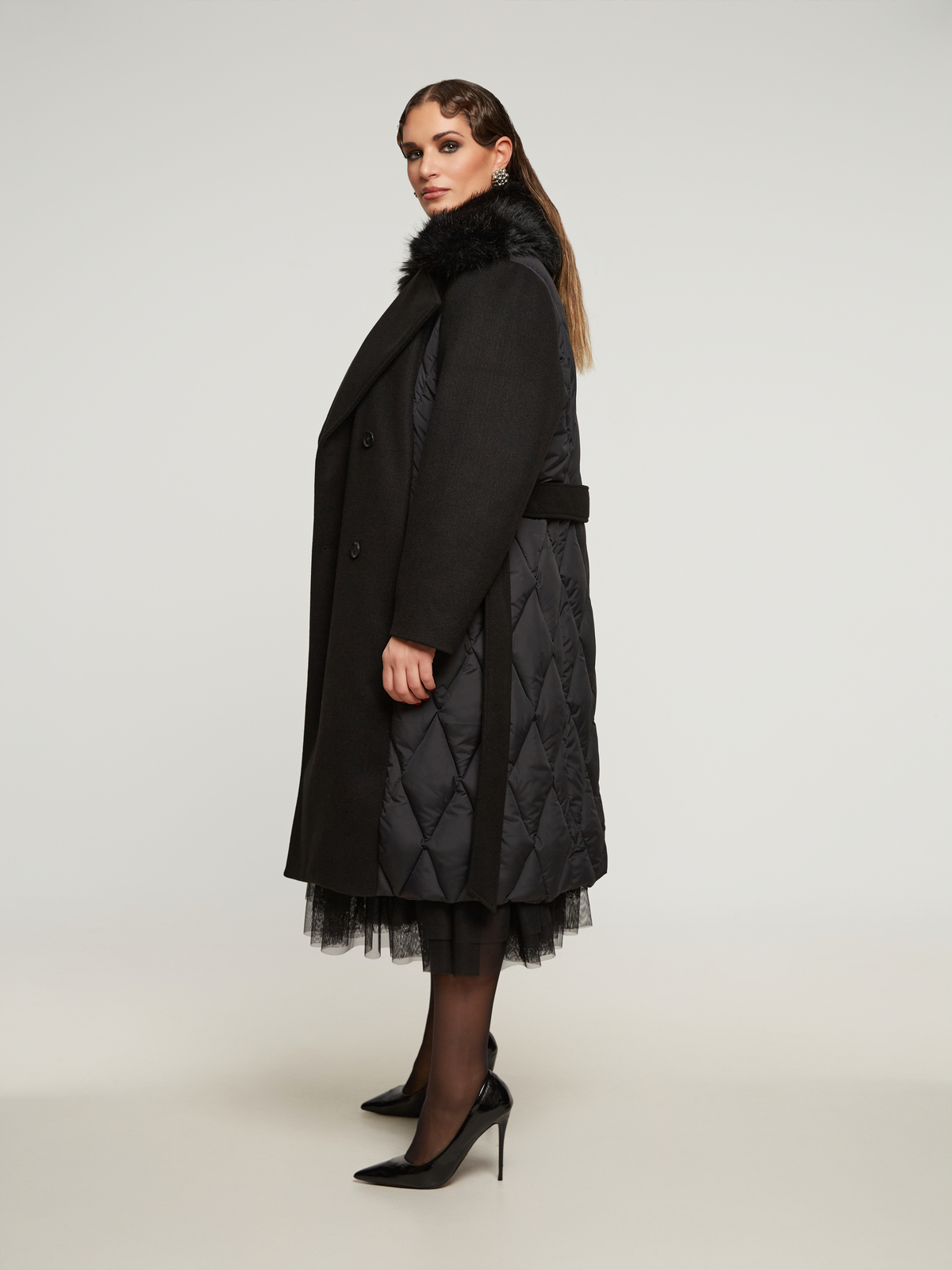 Μακρύ καπιτονέ παλτό με faux fur γιακά & ζώνη φωτογραφία