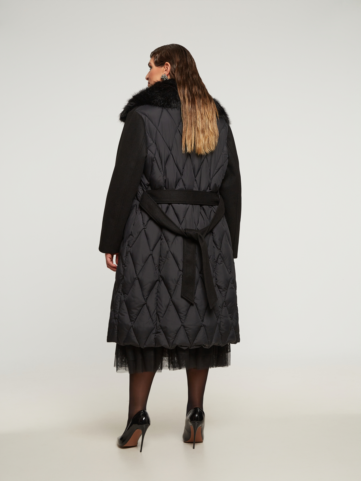 Μακρύ καπιτονέ παλτό με faux fur γιακά & ζώνη φωτογραφία