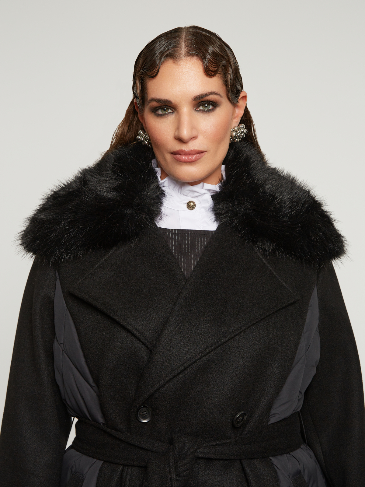 Μακρύ καπιτονέ παλτό με faux fur γιακά & ζώνη φωτογραφία