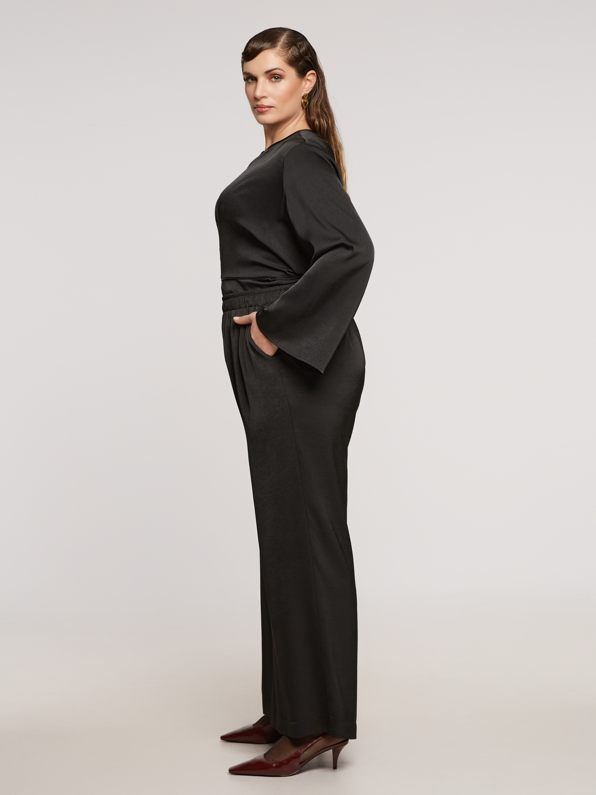 Μαύρη σατέν παντελόνα palazzo με ελαστική μέση φωτογραφία