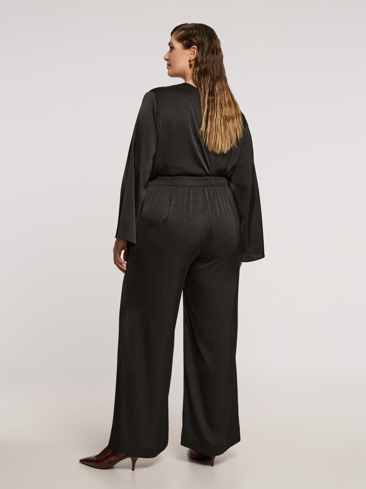Μαύρη σατέν παντελόνα palazzo με ελαστική μέση φωτογραφία