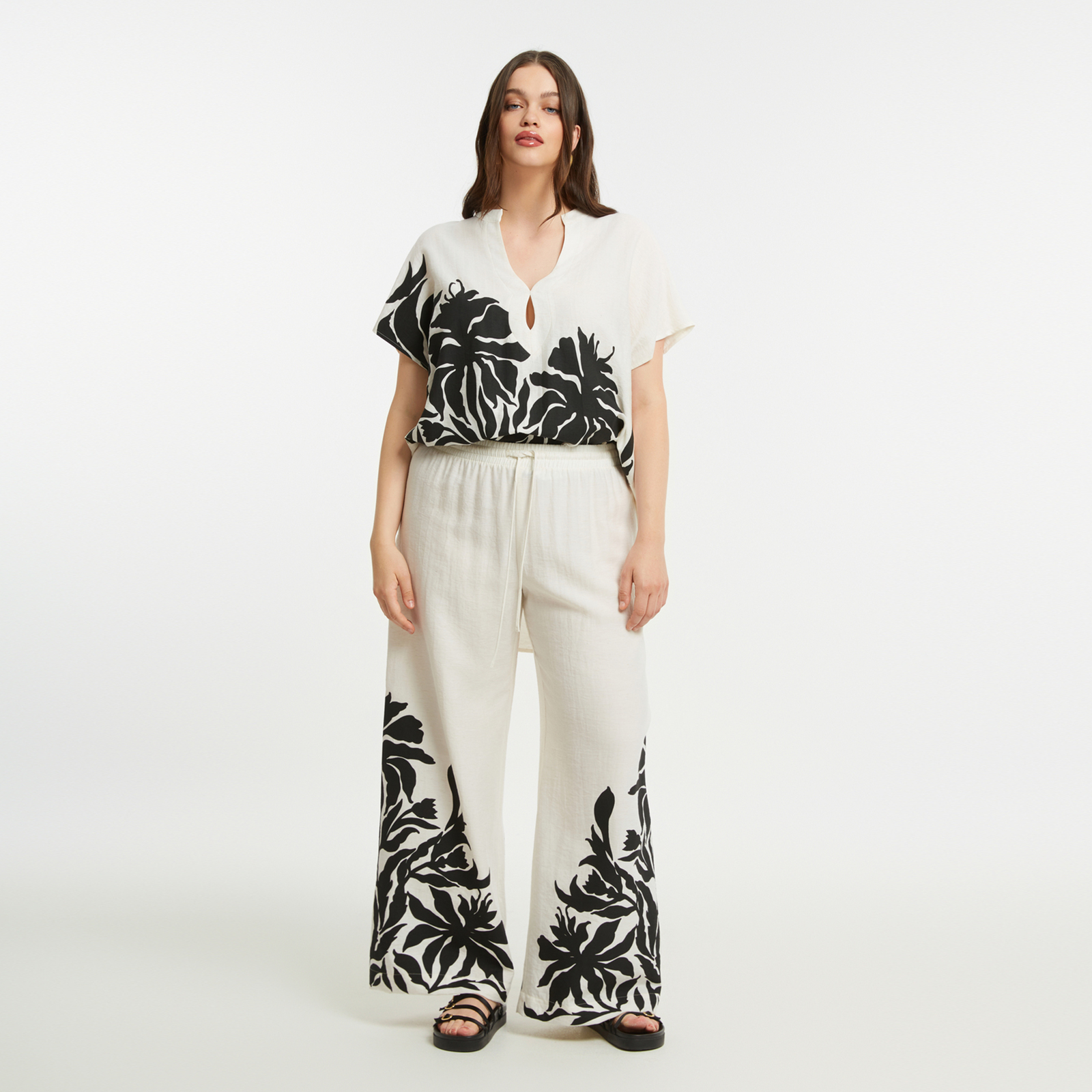 Παντελόνα βισκόζη/λινό με floral μοτίβο