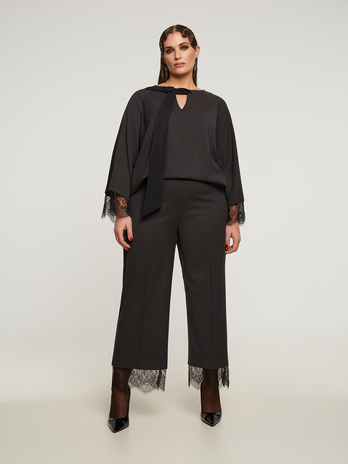 Cropped ριγέ παντελόνα με δαντέλα στο τελείωμα φωτογραφία