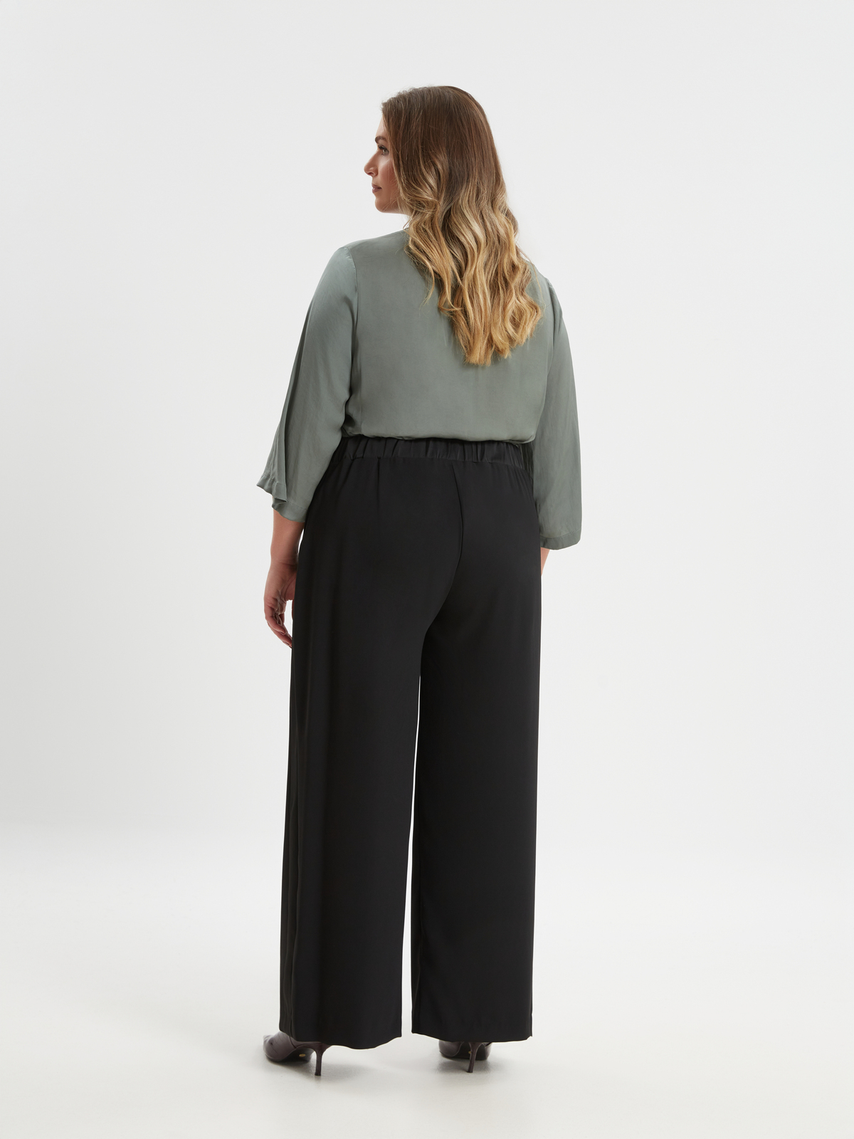 Μαύρη παντελόνα με φάσα στο πλάϊ φωτογραφία