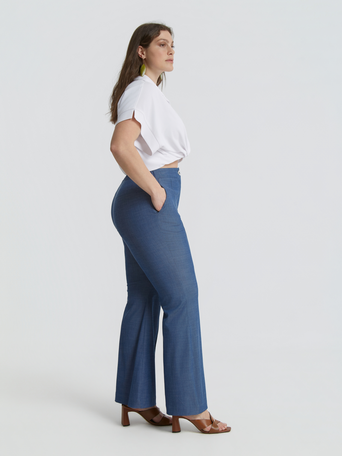 Flared τζιν παντελόνι με ραφές φωτογραφία