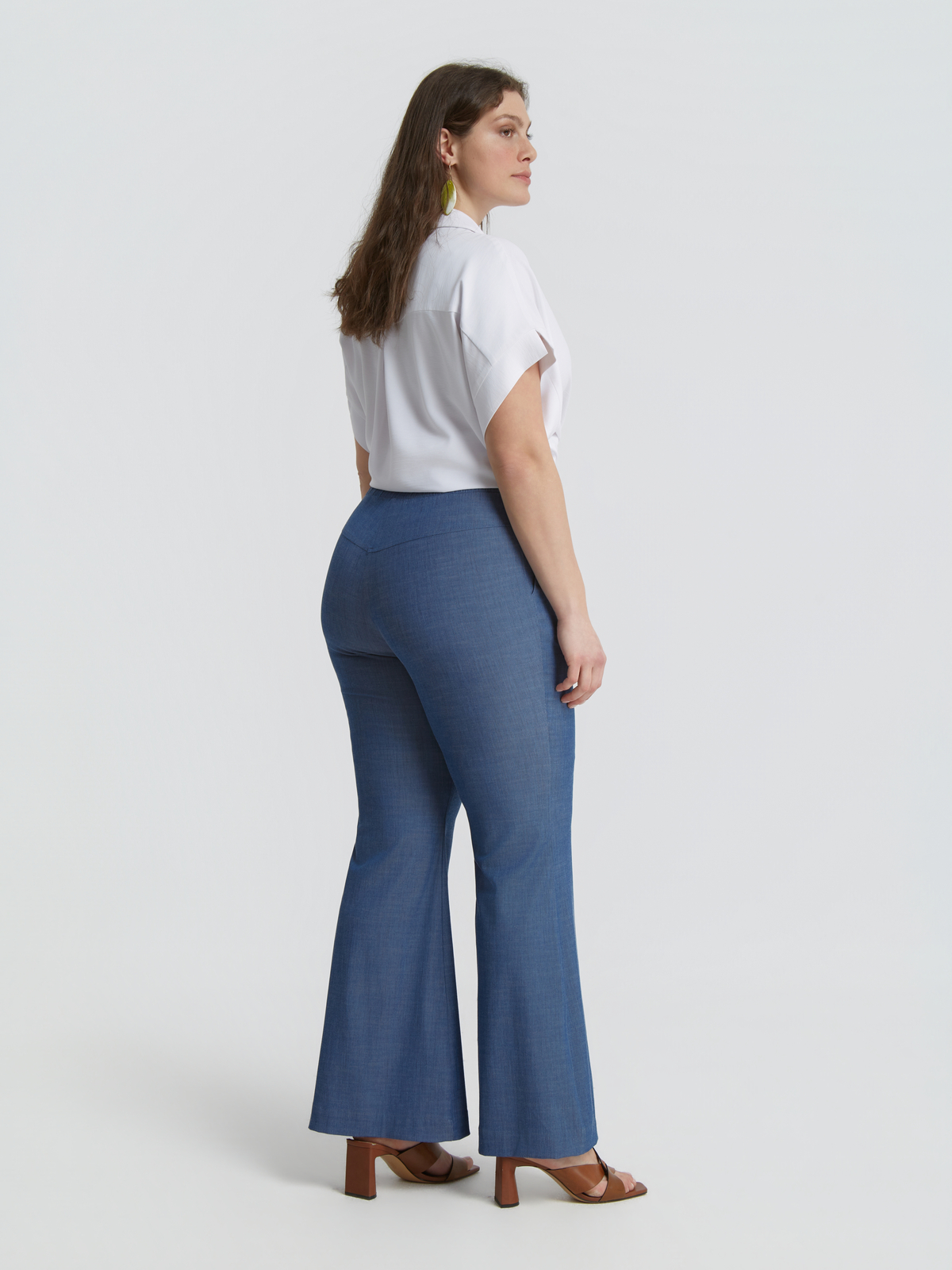 Flared τζιν παντελόνι με ραφές φωτογραφία