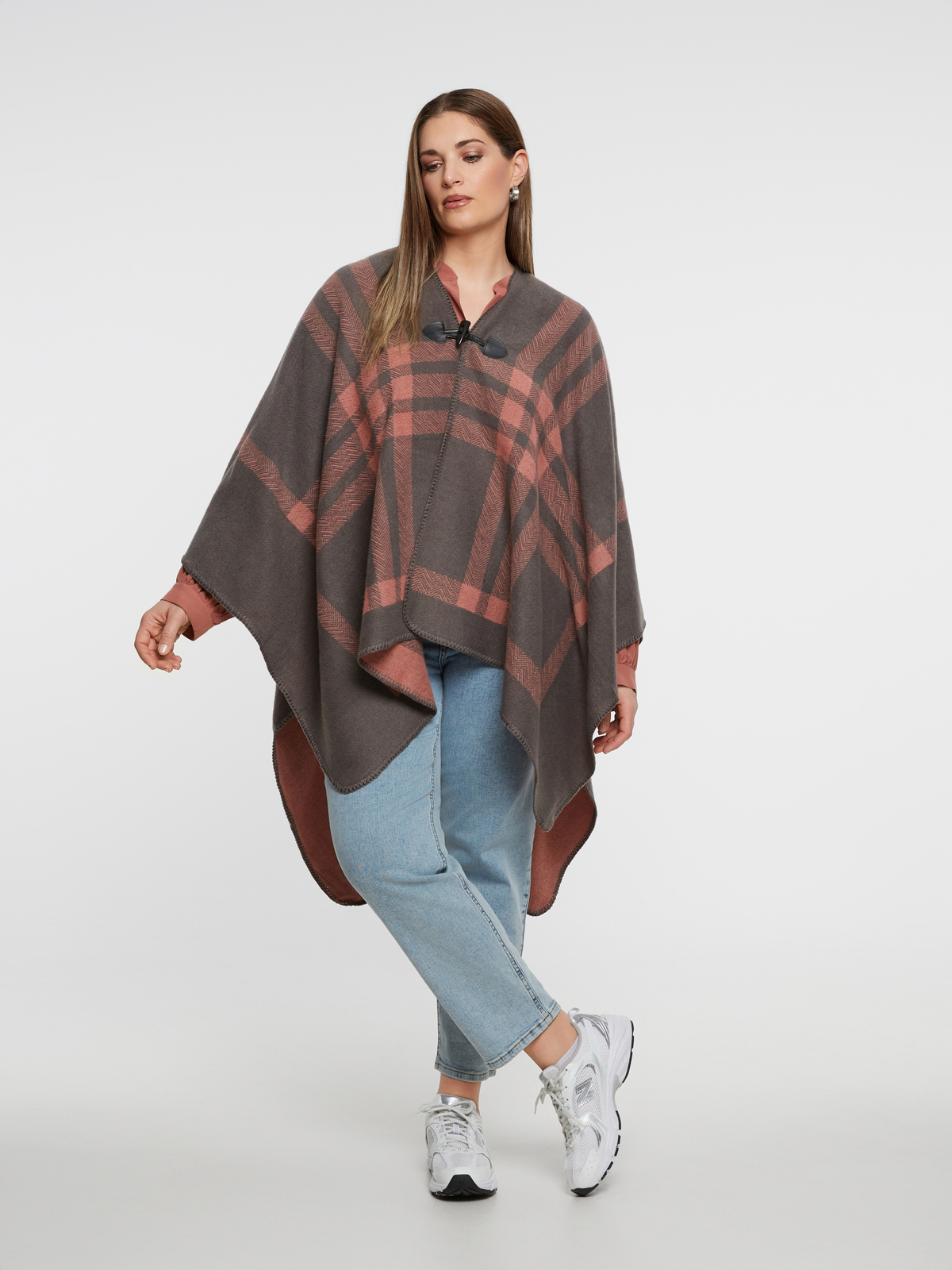 Καρό πόντσο με κούμπωμα φωτογραφία