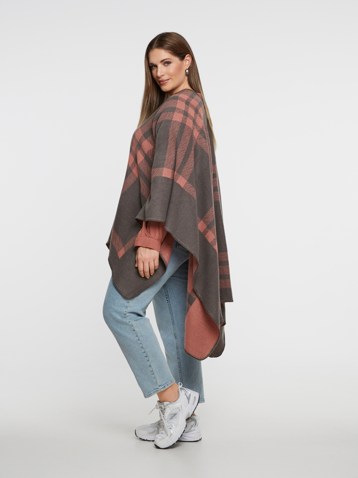 Καρό πόντσο με κούμπωμα φωτογραφία