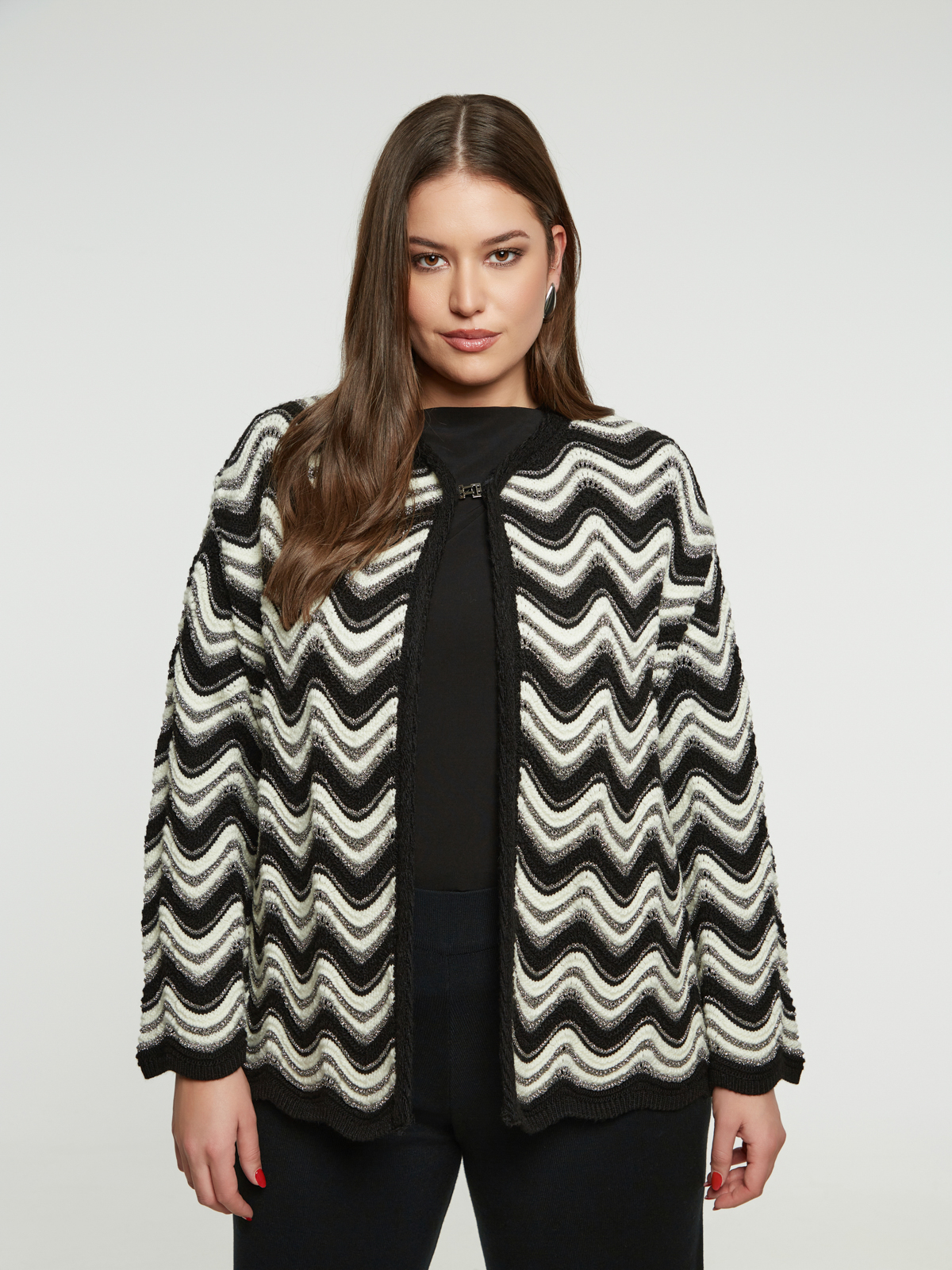 Ζακέτα πλεκτή με ζιγκ-ζαγκ σχέδιο φωτογραφία