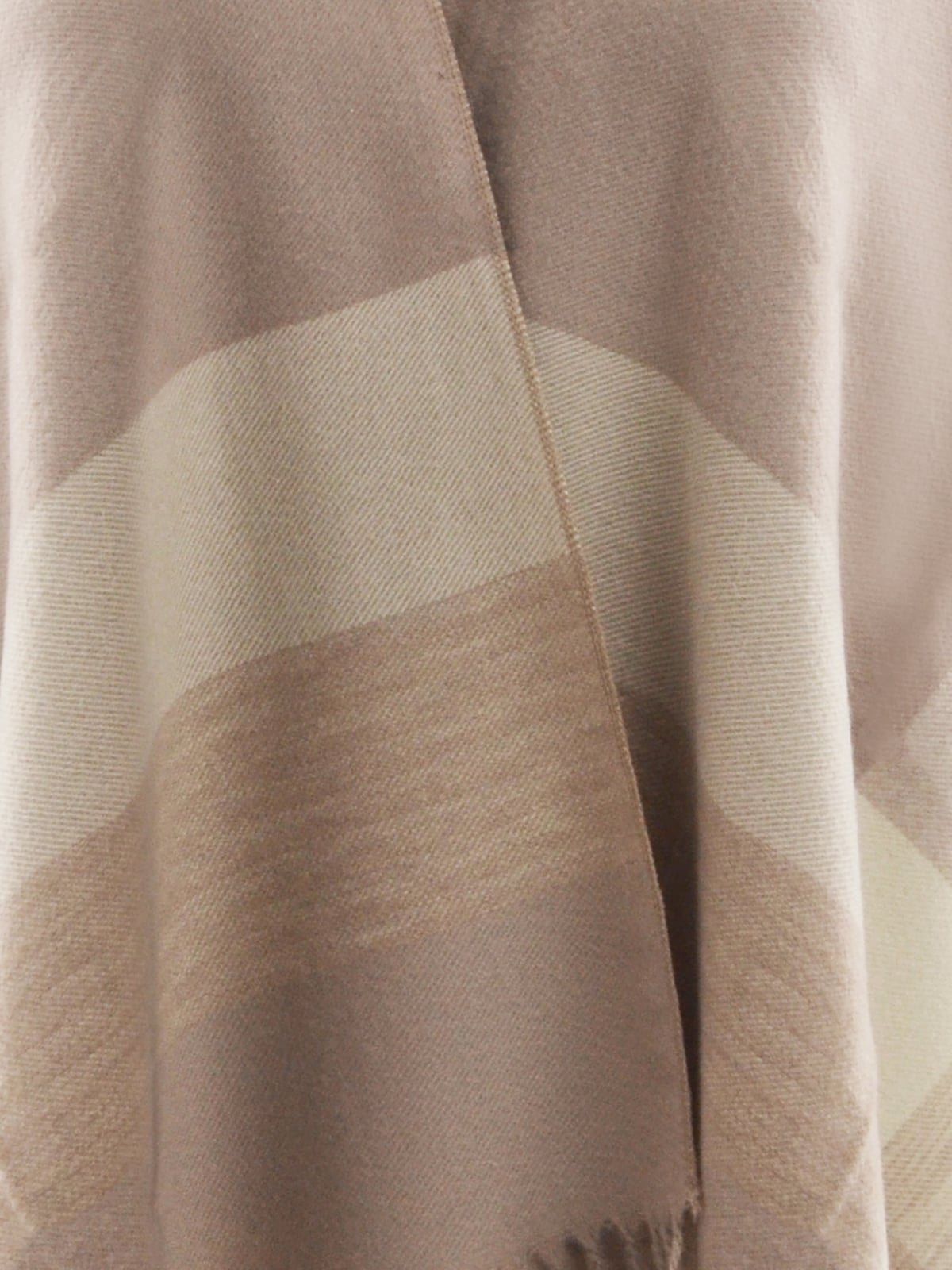 Μίνιμαλ κομψό πόντσο με κρόσσια φωτογραφία