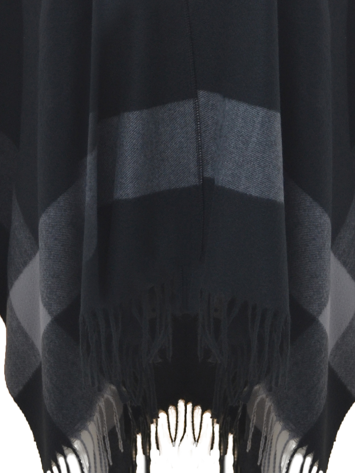 Μαύρη κάπα με καρό σχέδιο και κρόσσια φωτογραφία