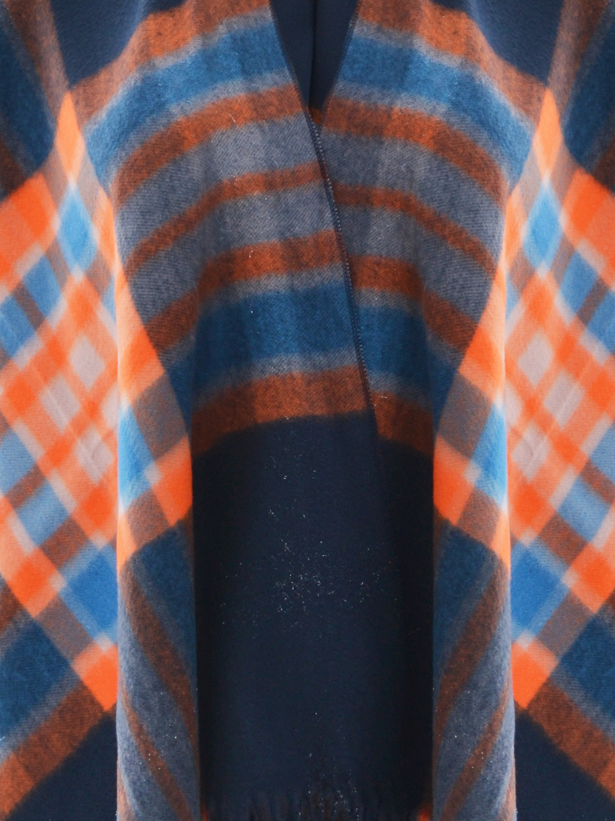 Καρό πόντσο με κρόσσια φωτογραφία