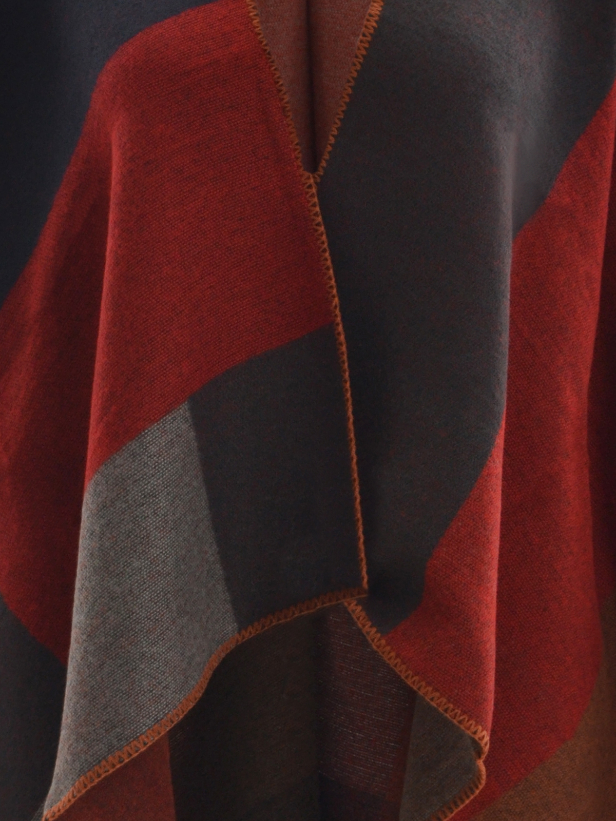 Πόντσο με γεωμετρικό σχέδιο φωτογραφία