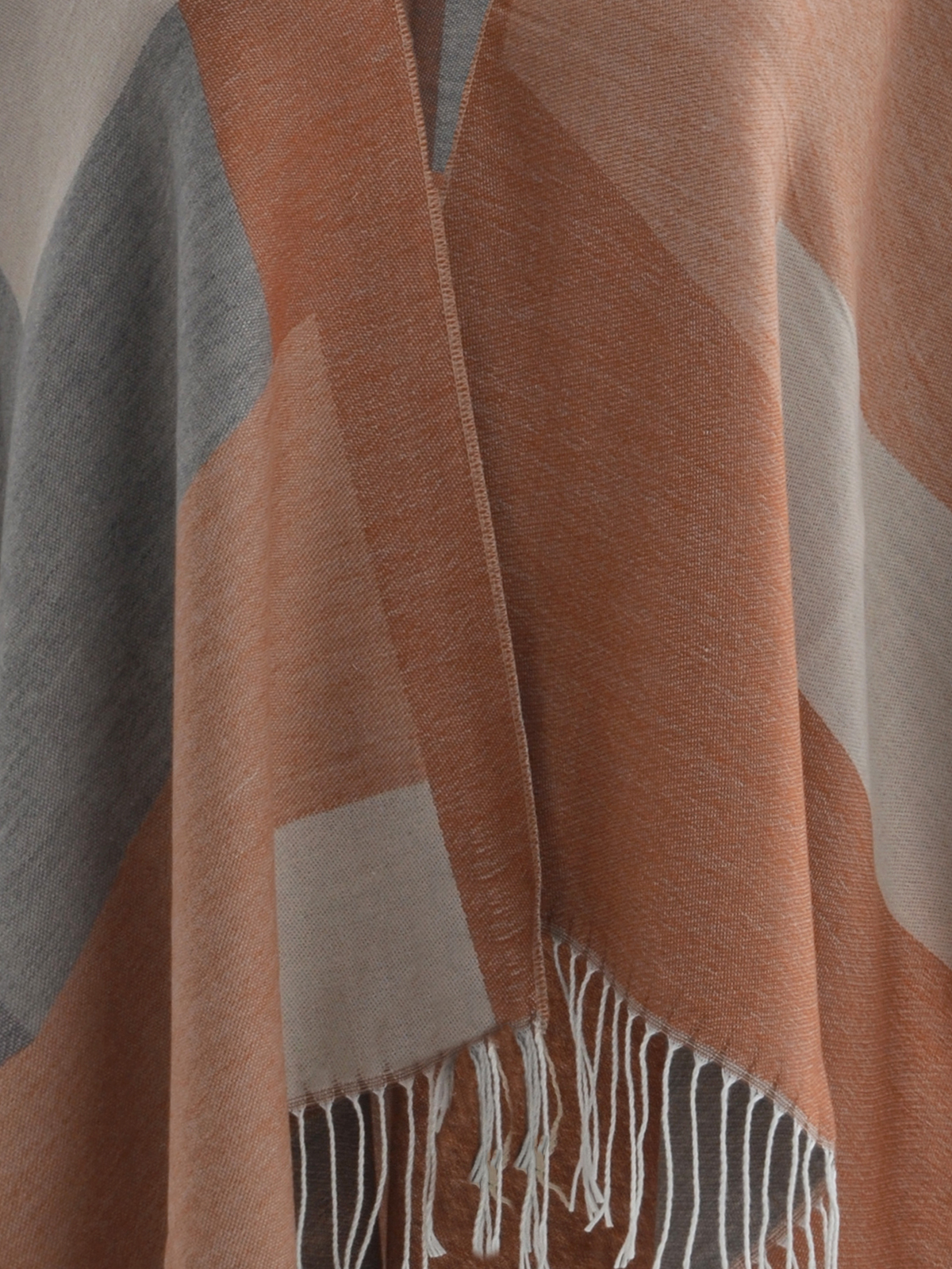 Πόντσο με γεωμετρικό σχέδιο & κρόσσια φωτογραφία