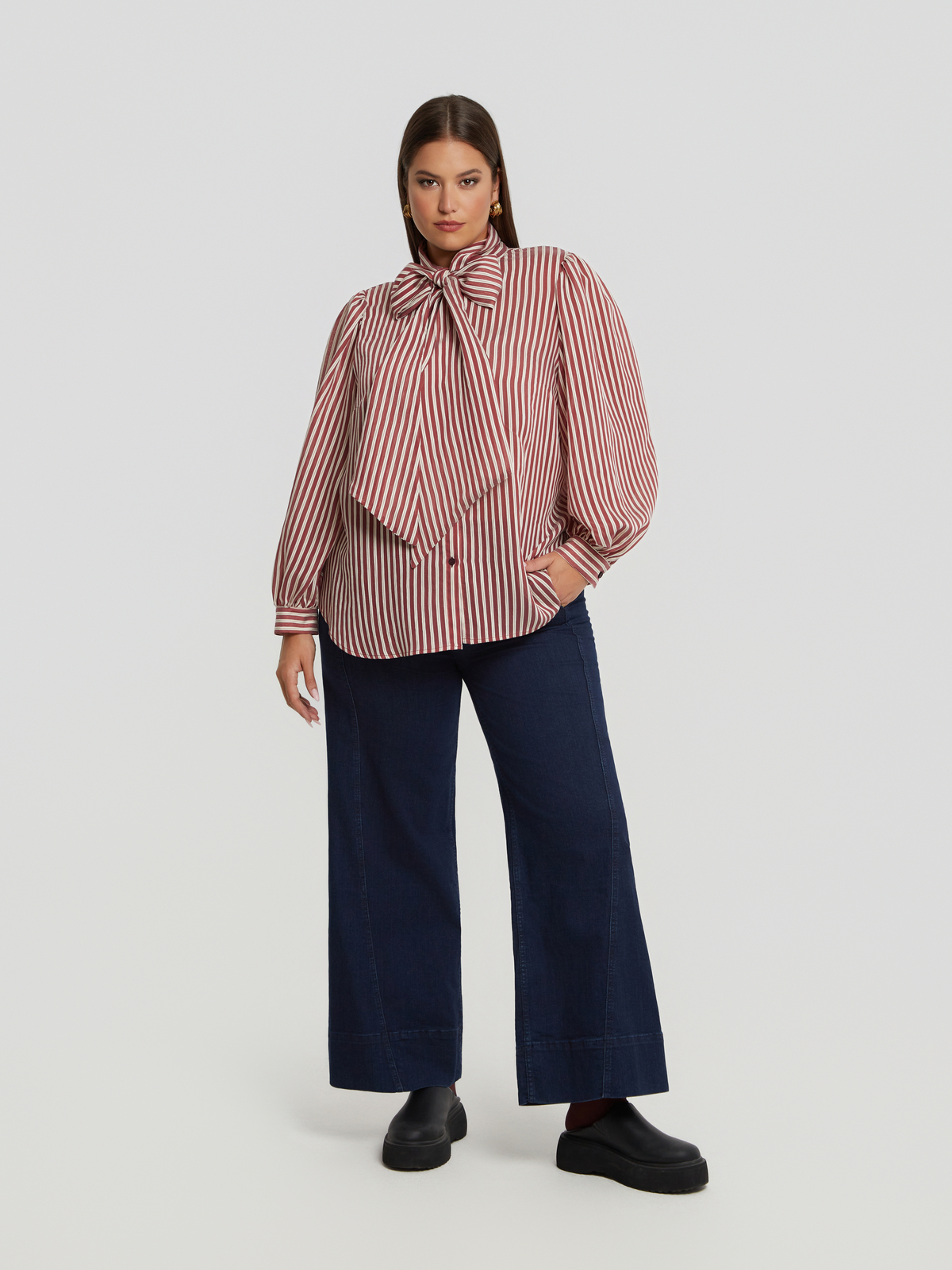 Ριγέ πουκάμισο με φιόγκο φωτογραφία