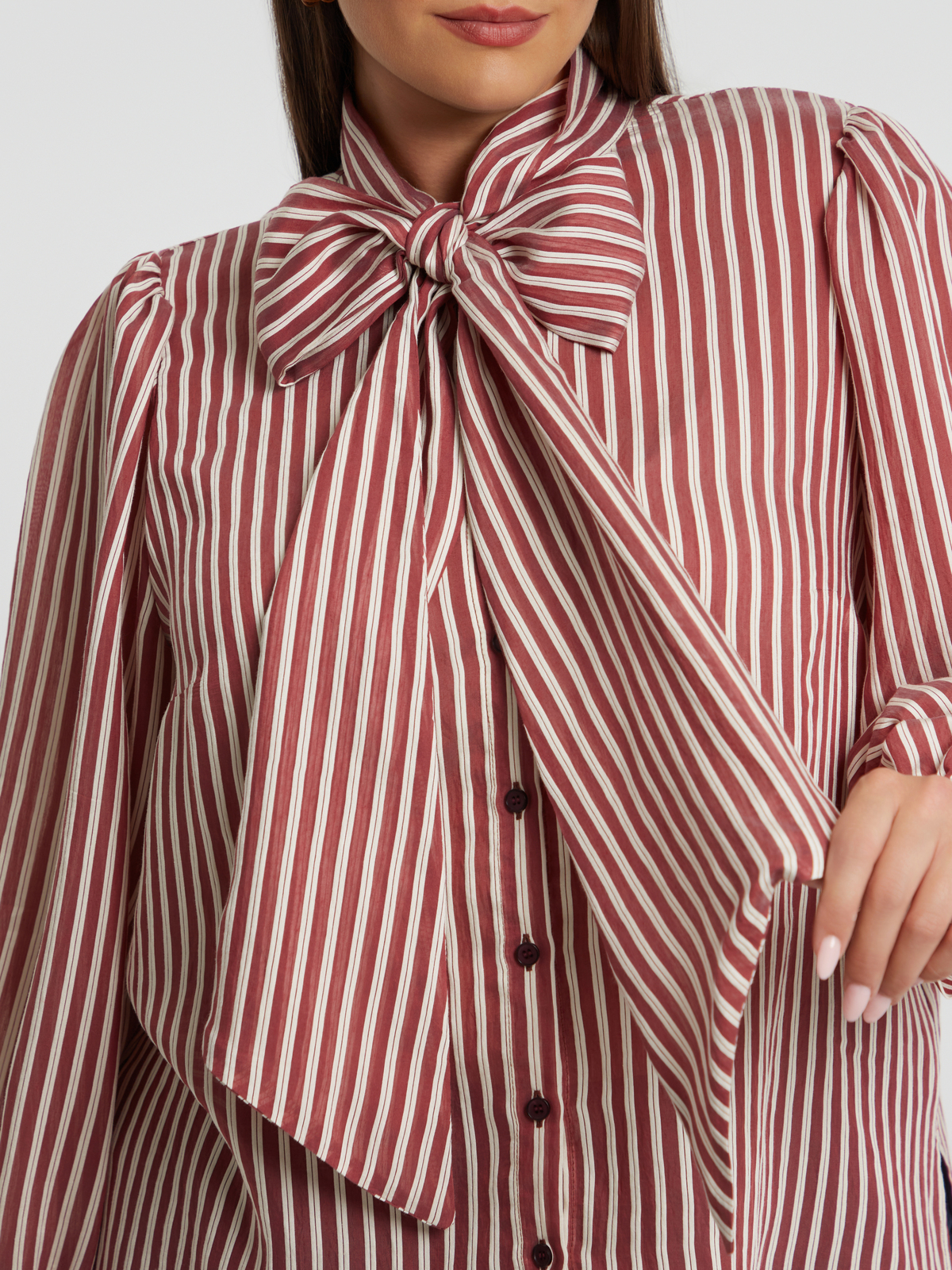 Ριγέ πουκάμισο με φιόγκο φωτογραφία