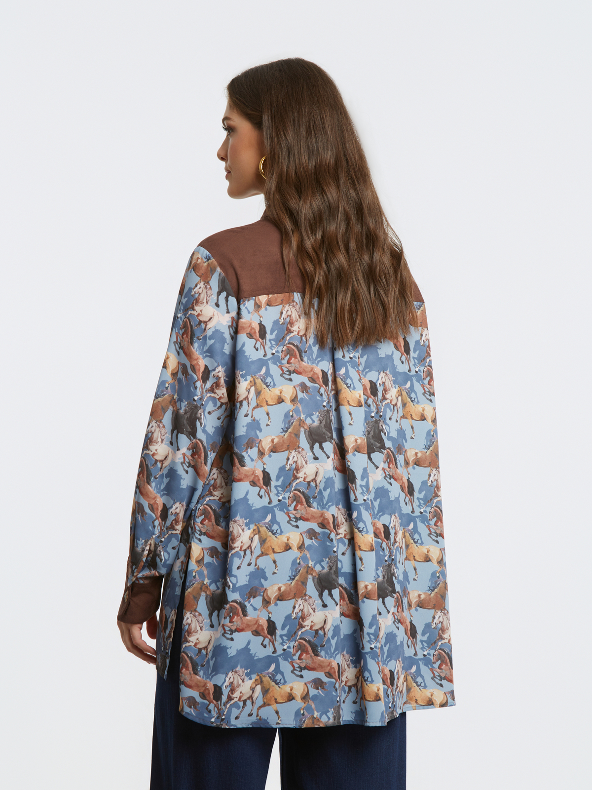 Πουκάμισο με εντυπωσιακό equestrian σχέδιο και suede λεπτομέρειες φωτογραφία