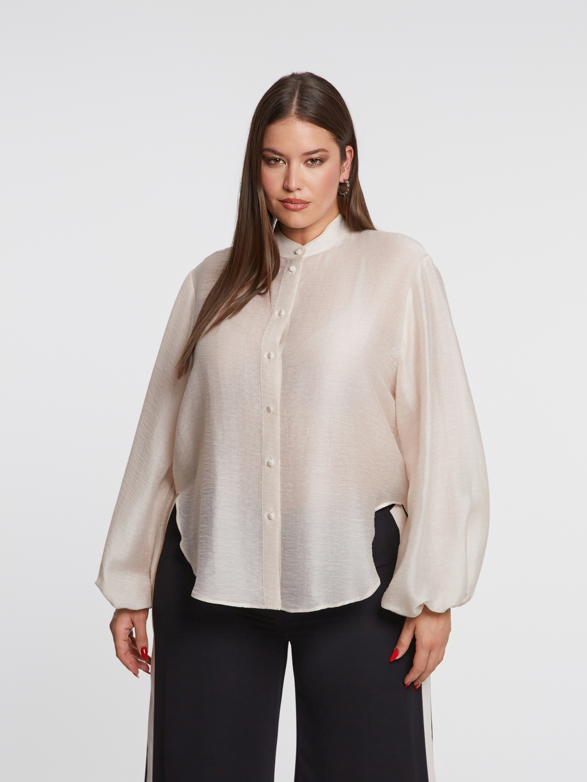 Πουκάμισο με μπαλούν μανίκια και μάο γιακά φωτογραφία