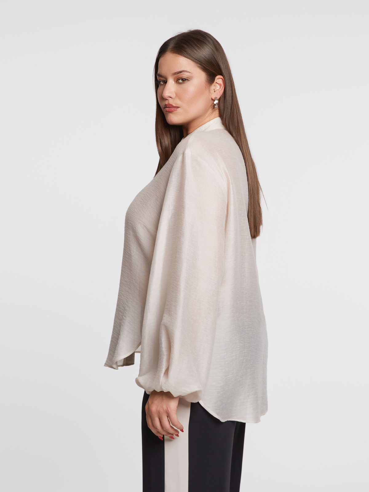 Πουκάμισο με μπαλούν μανίκια και μάο γιακά φωτογραφία