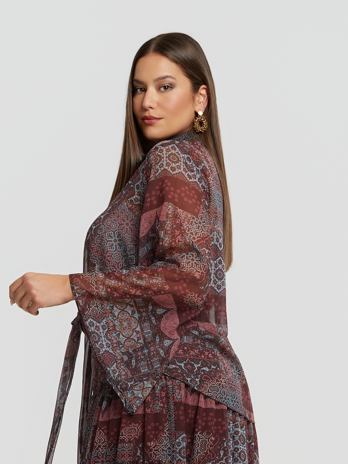 Εμπριμέ πουκάμισο με φαρδιά μανίκια & δέσιμο μπροστά φωτογραφία