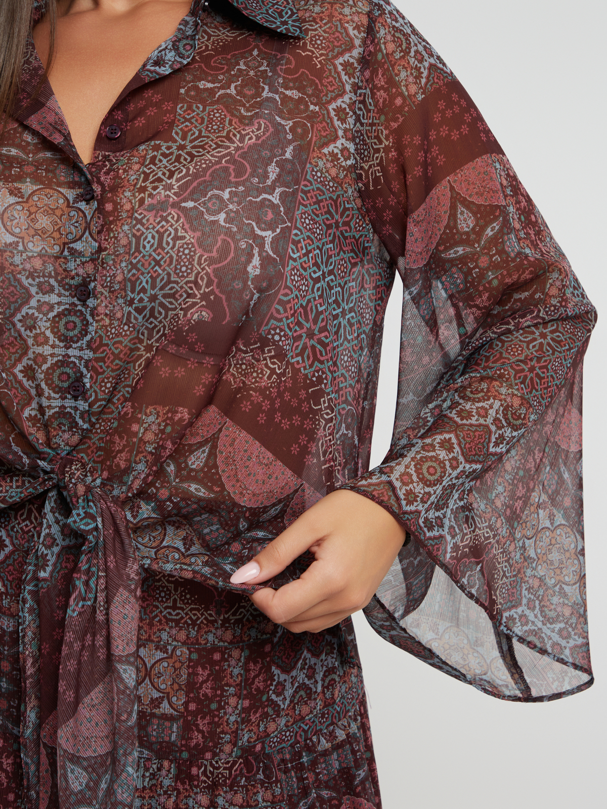 Εμπριμέ πουκάμισο με φαρδιά μανίκια & δέσιμο μπροστά φωτογραφία