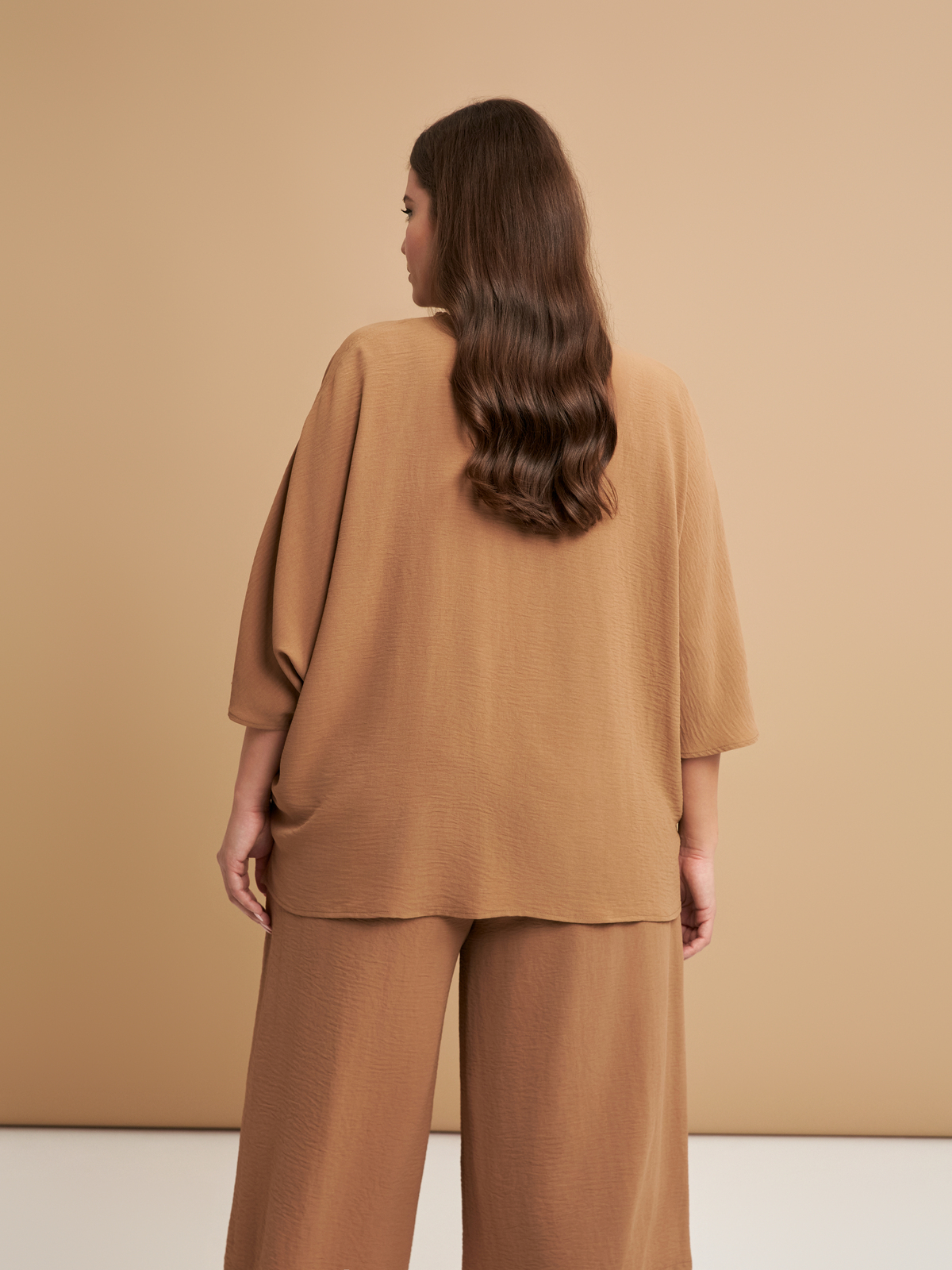 Πουκάμισο κρεπ airwashed με V-λαιμόκοψη φωτογραφία