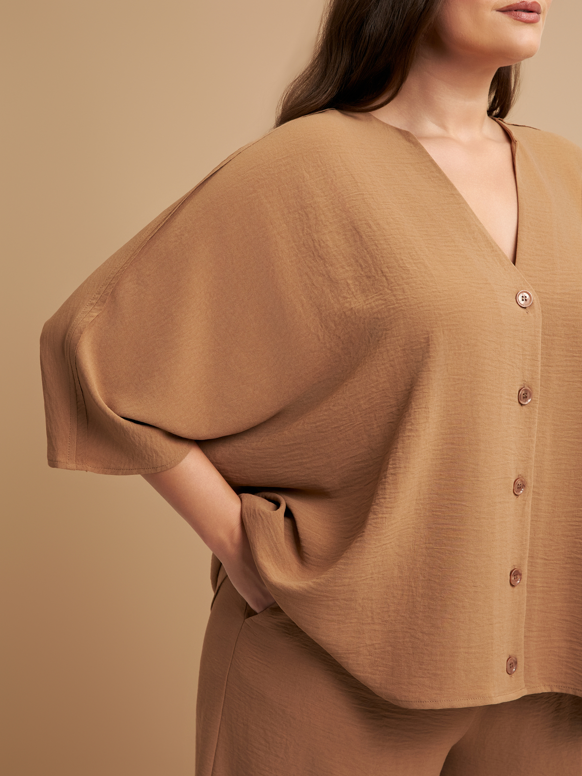 Πουκάμισο κρεπ airwashed με V-λαιμόκοψη φωτογραφία