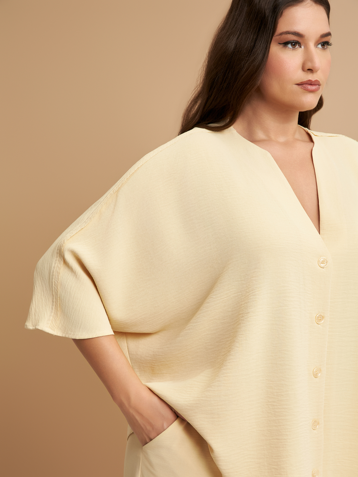 Πουκάμισο κρεπ airwashed με V-λαιμόκοψη φωτογραφία