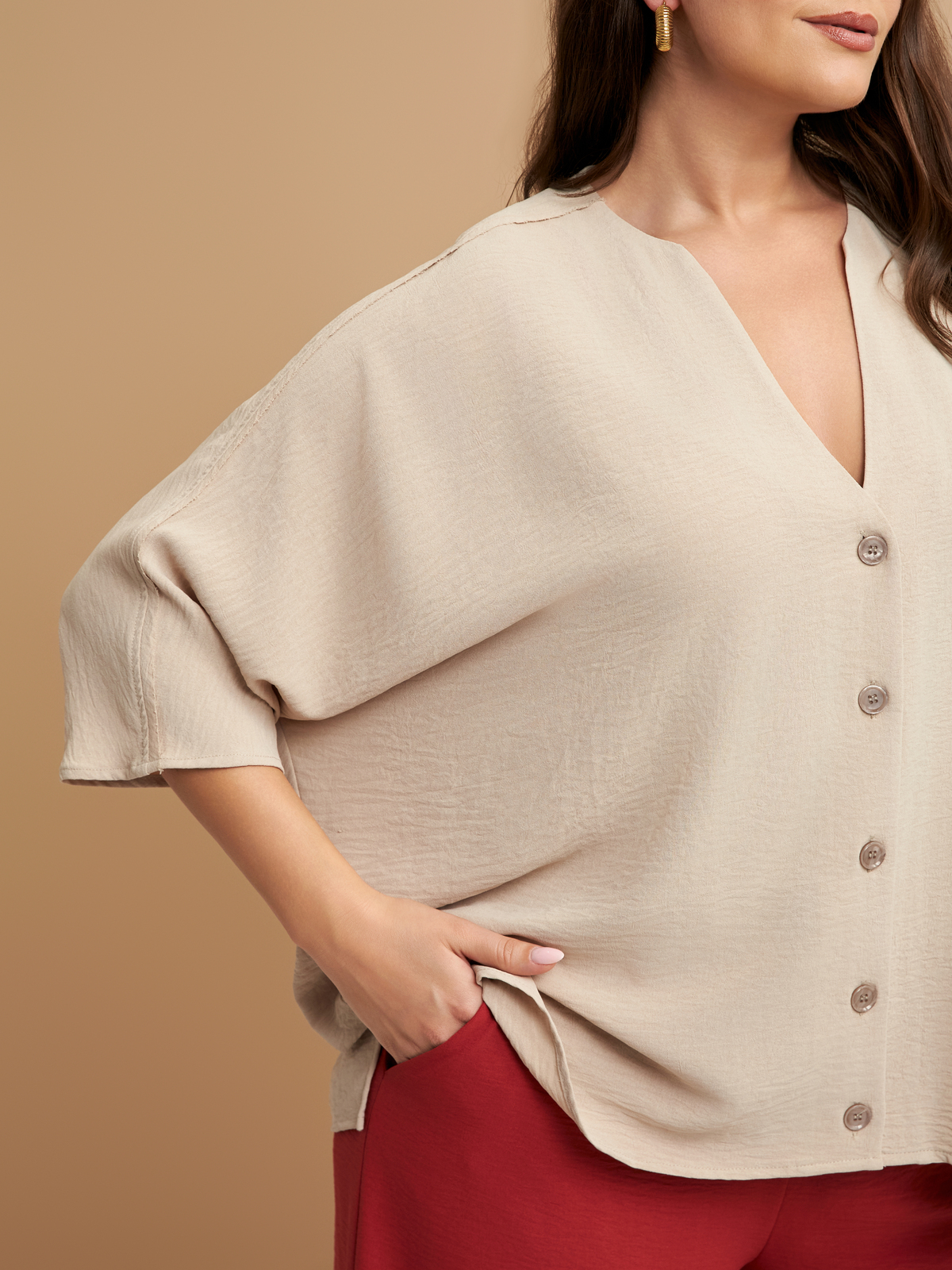 Πουκάμισο κρεπ airwashed με V-λαιμόκοψη φωτογραφία