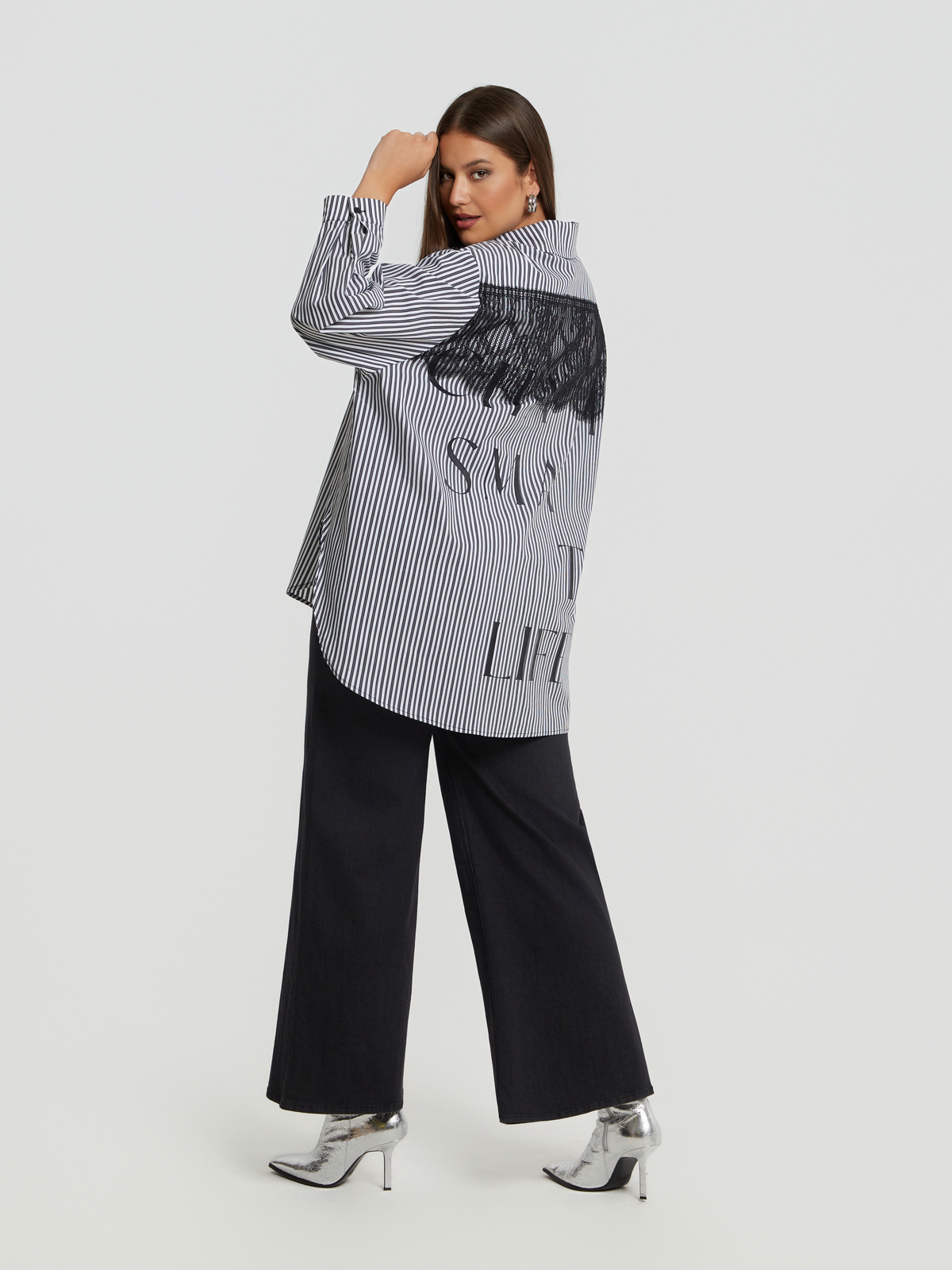 Ριγέ oversized πουκάμισο με δαντέλα & statement print φωτογραφία