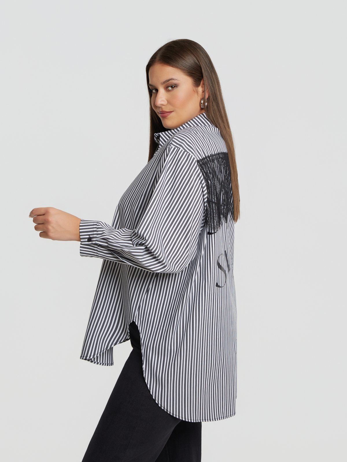 Ριγέ oversized πουκάμισο με δαντέλα & statement print φωτογραφία