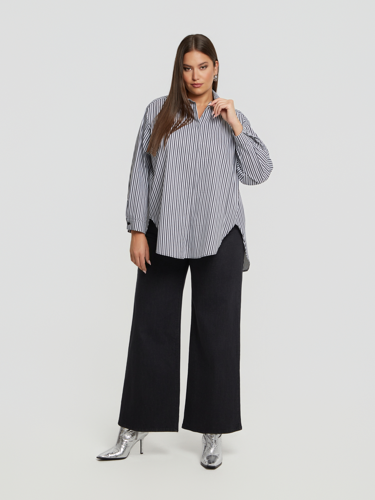 Ριγέ oversized πουκάμισο με δαντέλα & statement print φωτογραφία