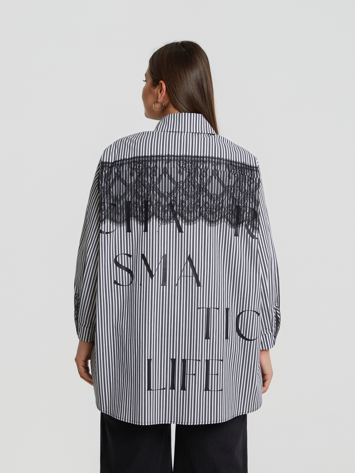 Ριγέ oversized πουκάμισο με δαντέλα & statement print φωτογραφία